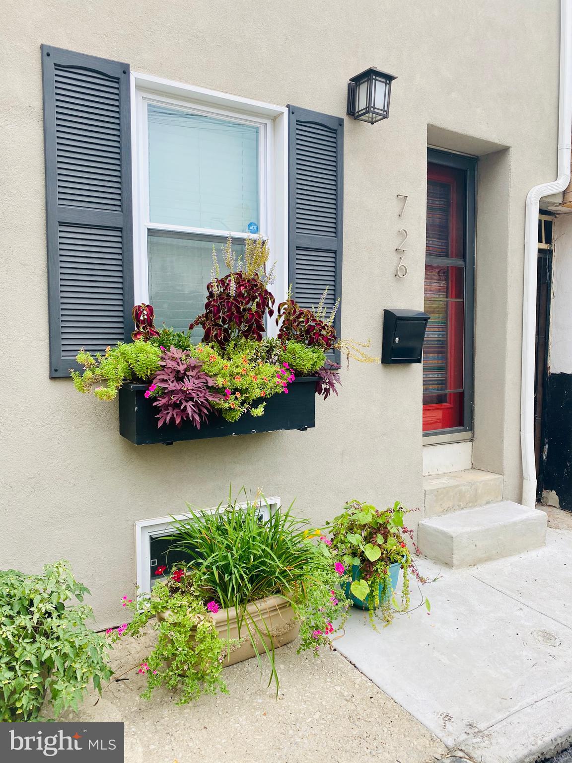 QUEEN VILLAGE - Residential