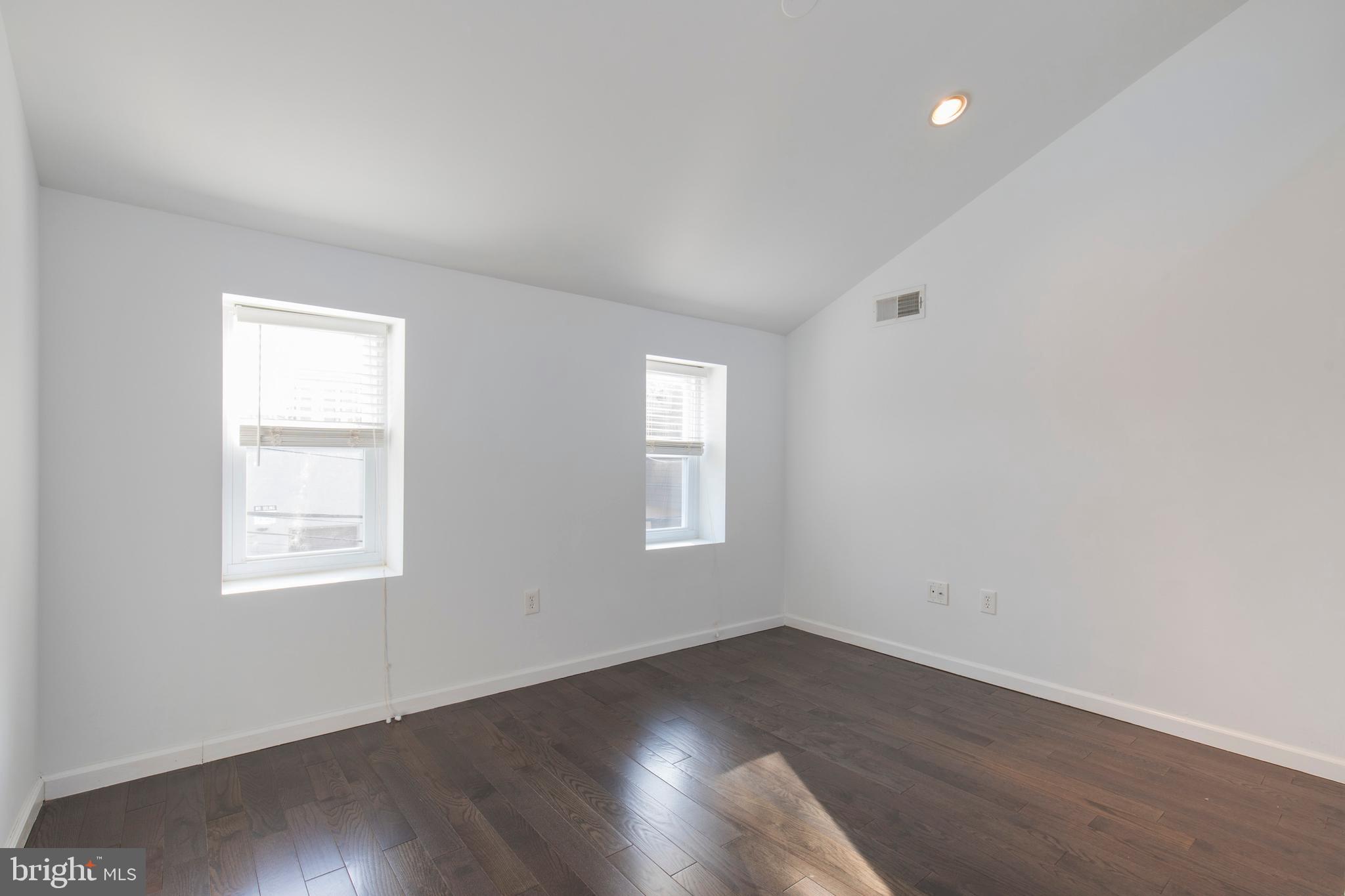 QUEEN VILLAGE - Residential