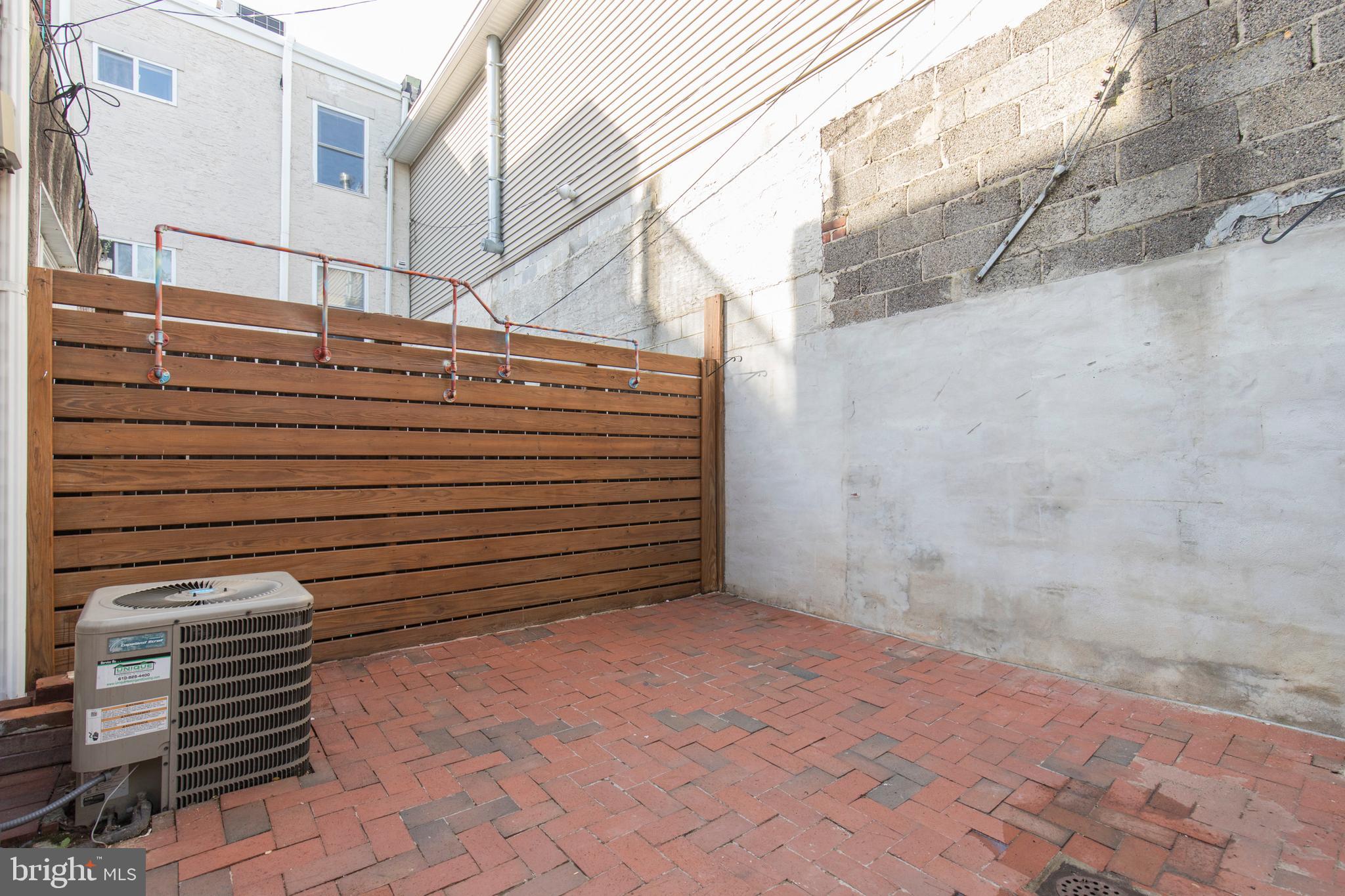 QUEEN VILLAGE - Residential