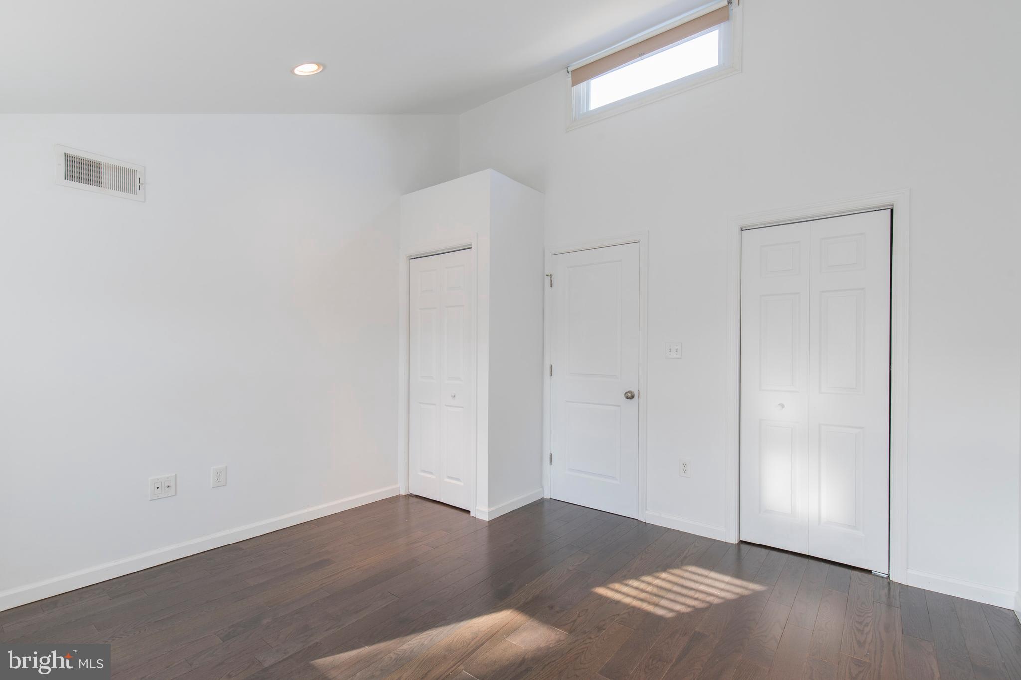 QUEEN VILLAGE - Residential