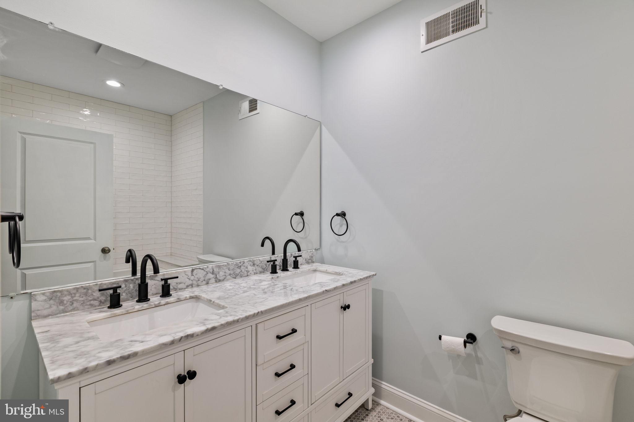 QUEEN VILLAGE - Residential