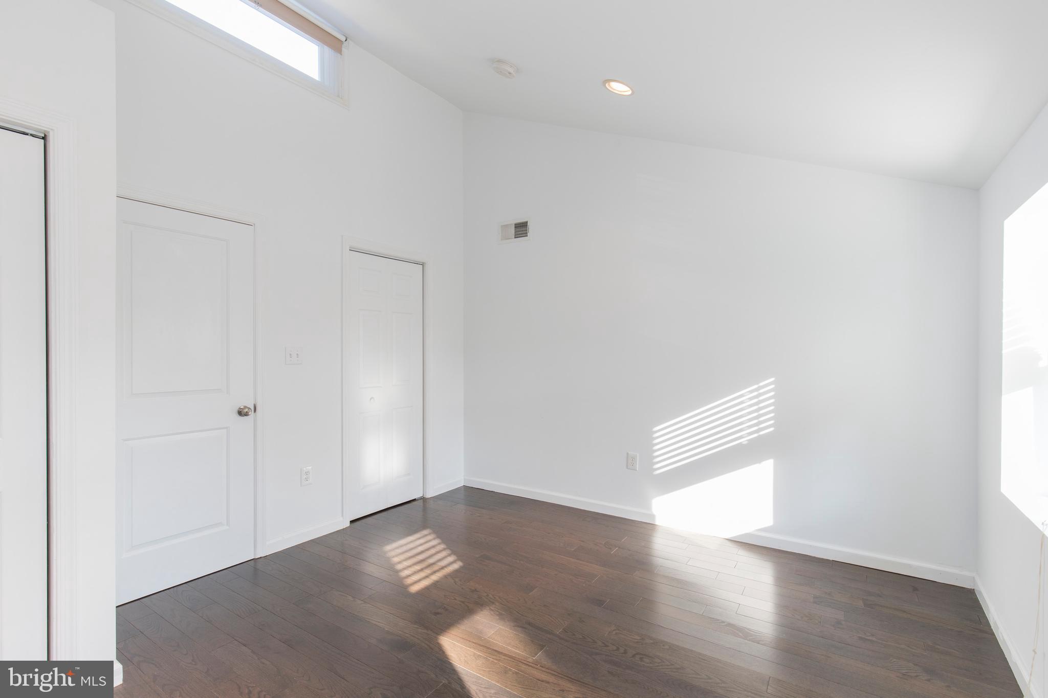QUEEN VILLAGE - Residential