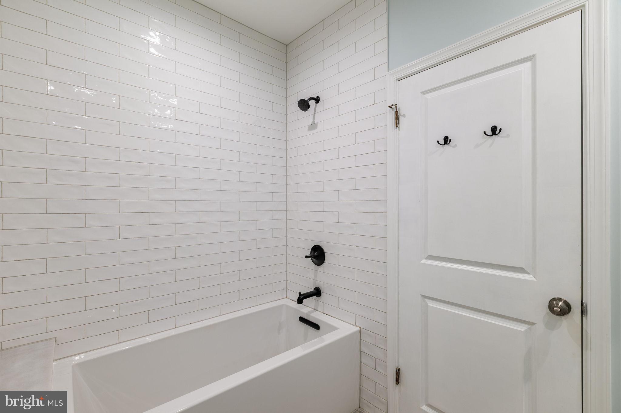 QUEEN VILLAGE - Residential
