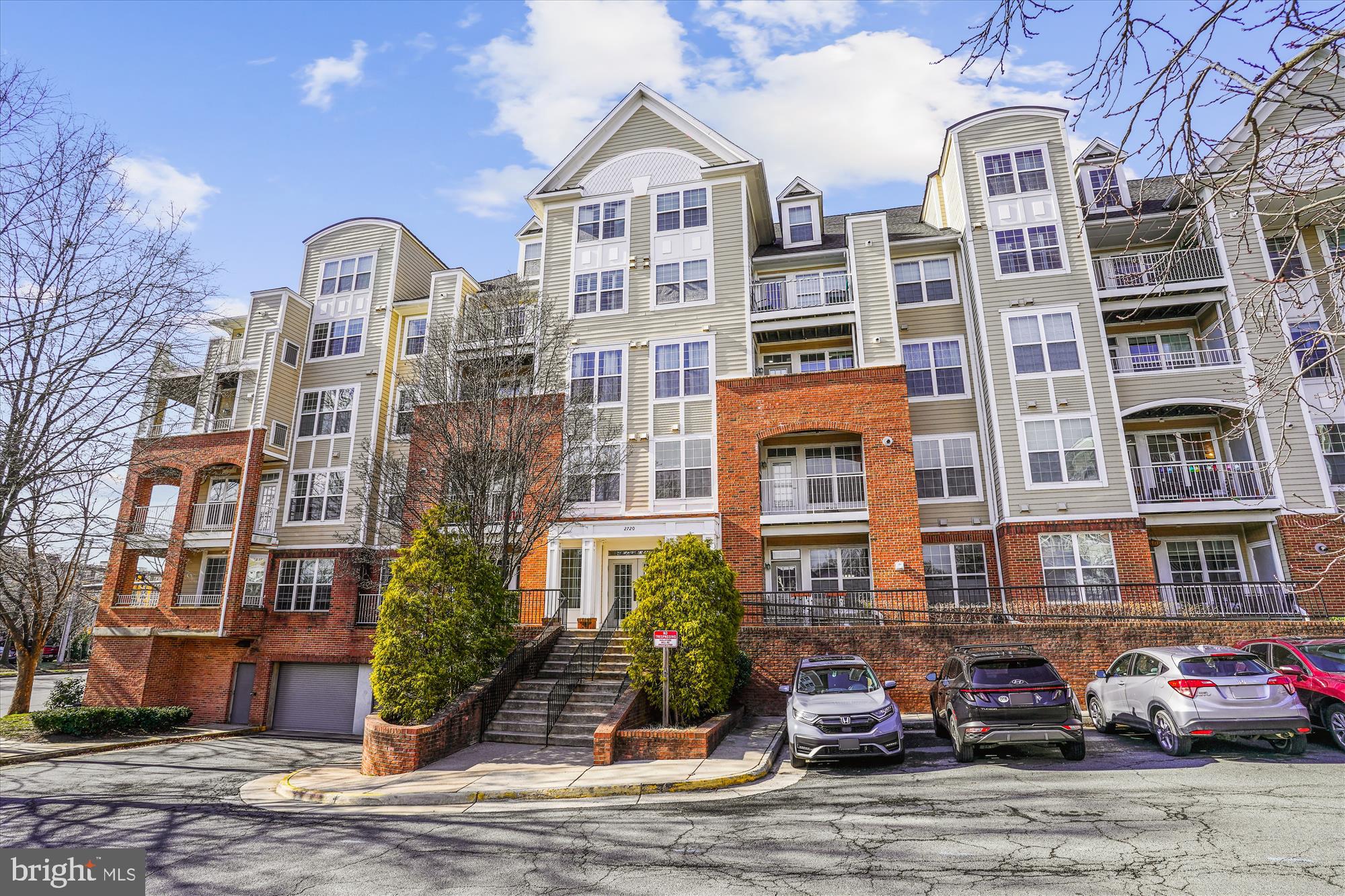 Large and Bright 3 bedrooms and 3 bathroom 2 LVL Condo at Westbriar in Vienna, VA. Main level features a combination Living and Dining Room with fireplace. Kitchen with stainless steel appliances. two en-suite bedrooms. Washer and dryer in unit. Upper level has an en-suite bedroom. 2 assigned parking spaces in the garage. Water and trash included with rent. Walking distance to the Dunn Loring metro. Close to the mosaic district, restaurants and shops. Easy access to rt 66, rt 50 and i495. Available 04/09/2025