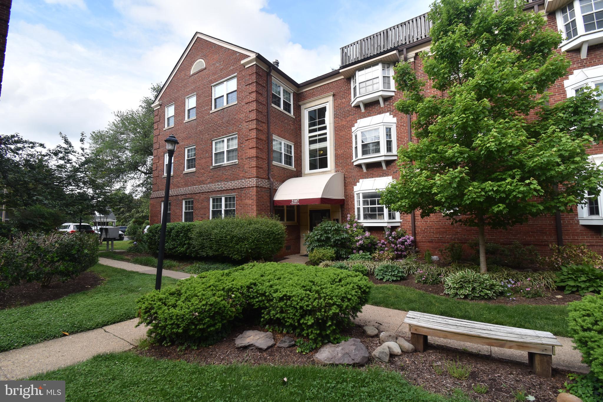 Charming one bedroom, bright and cozy, Garden Style condo. Close to Courthouse Metro, and Rosslyn Metro Stops.  New windows in 2022.  Quiet neighborhoo.  1 parking space  included, pet OK.  Great location 10 min walk to metro (Rosslyn or Courthouse), and  shops and restaurants. Close to Georgetown and DC. Minutes to Potomac River and Custis trail.