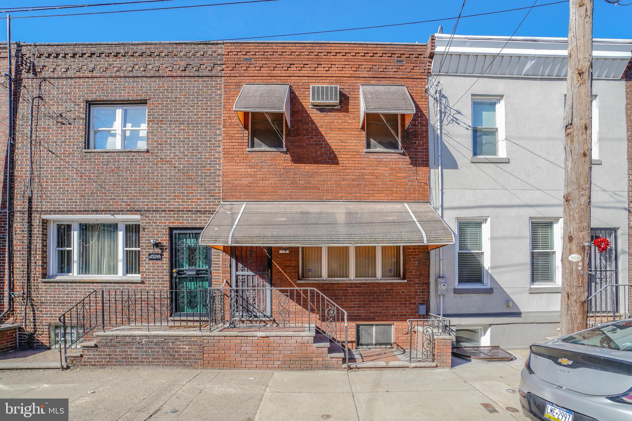 Great Investment Opportunity for the very savvy Investor in the Point Breeze Area
You can after finishing cosmetic rehab work to rent this Large 3 Bedroom Home in a very lucrative rental market or to flip for resale  in a very marketable location 
Prime location with great access to schools,transportaion and shopping
Seller is willing to consider all reasonable offers !!
PRICE HAS BEEN DRASTICALLY REDUCED !!