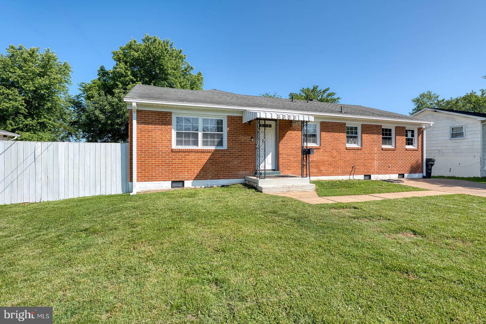 Beautiful Rach/rambler property in a desirable location, with a brick front, hardwood floors, and a large level yard. Features five bedrooms, a playroom, and a 26x26 extension.
Includes a covered entry, back patio, full-size washer and dryer. The HVAC system was updated in 2023 with a new heat pump and AC unit. Fresh paint and nearly new appliances.