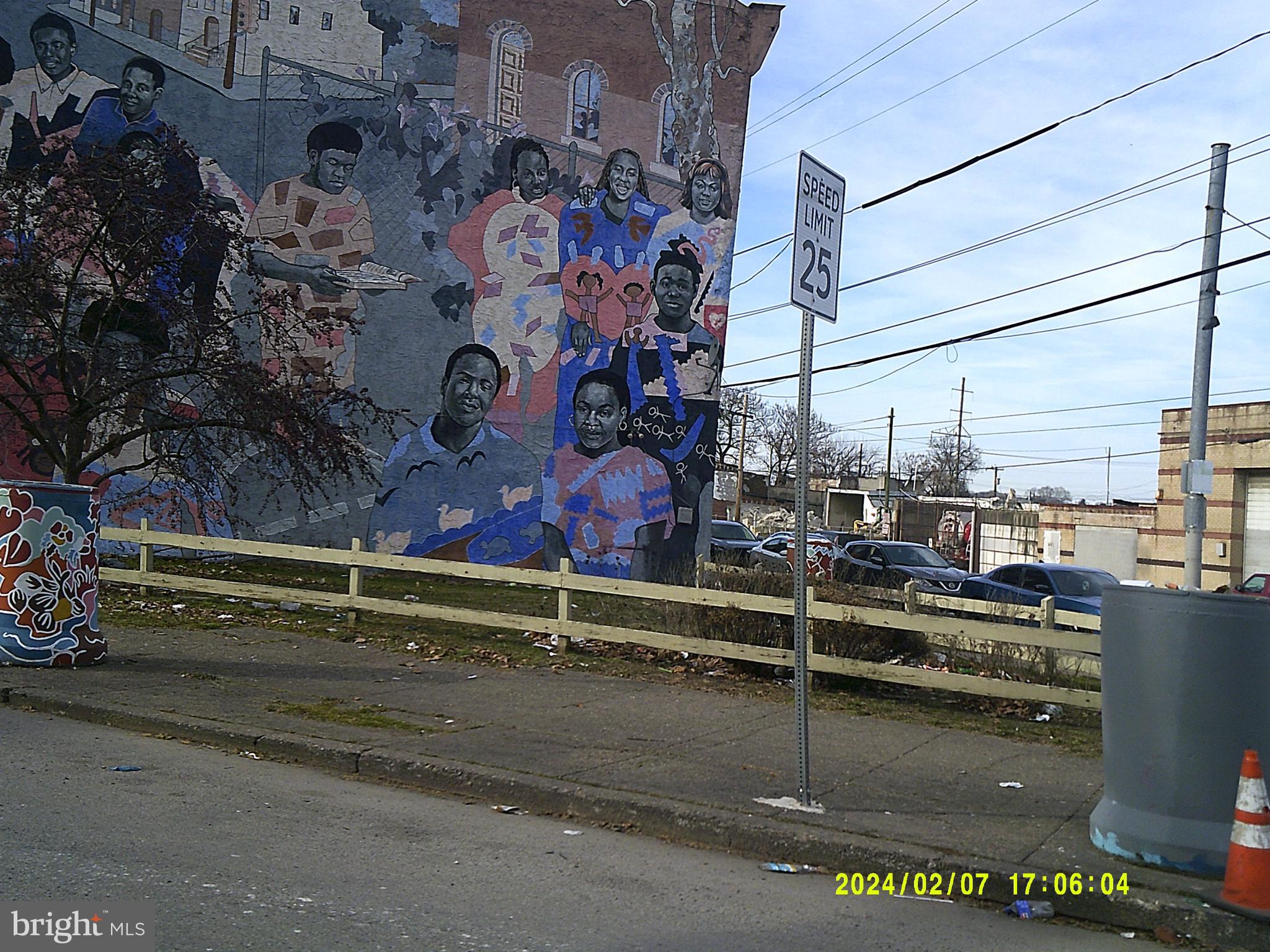 Main image without alt text