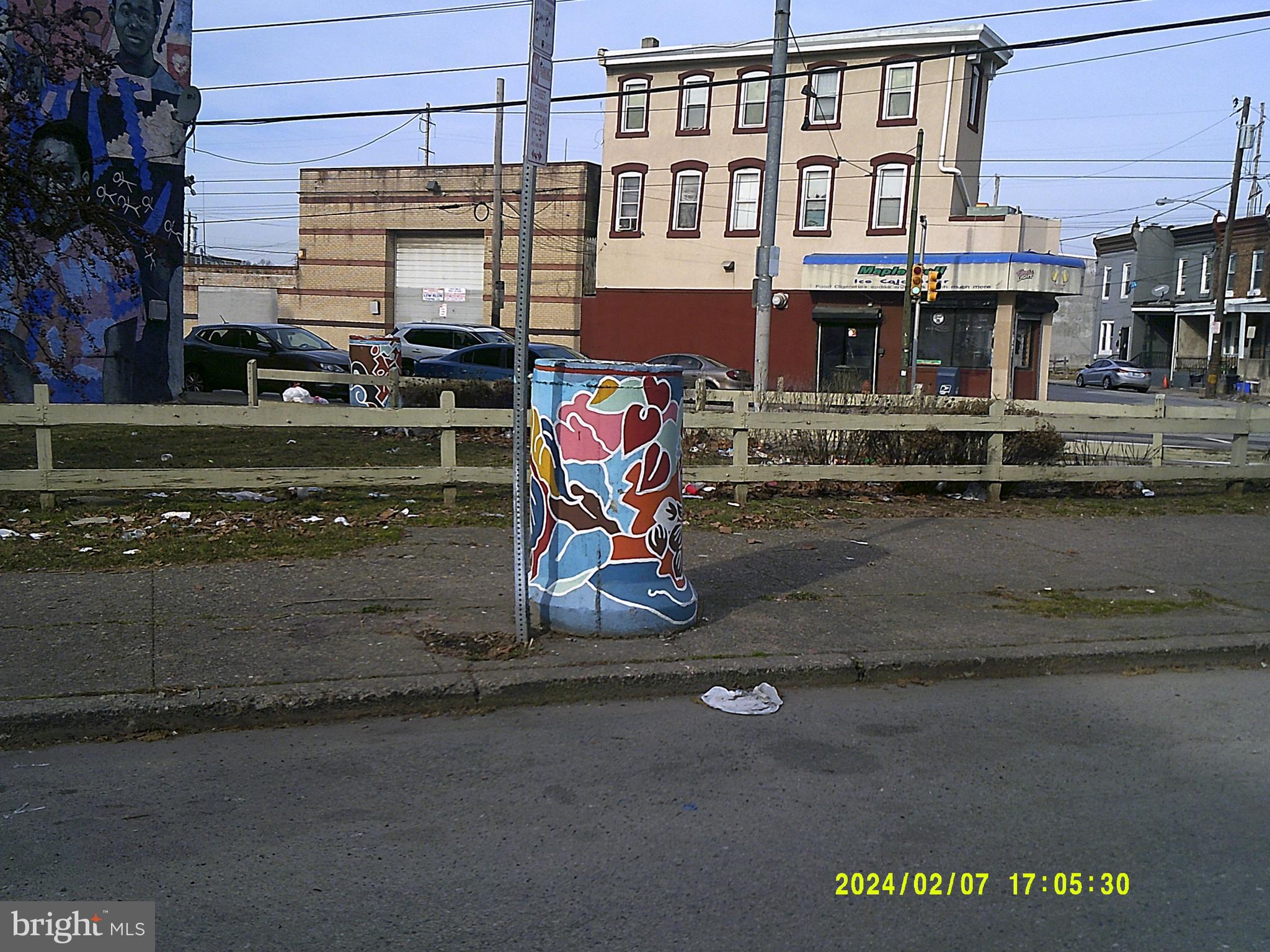 Main image without alt text