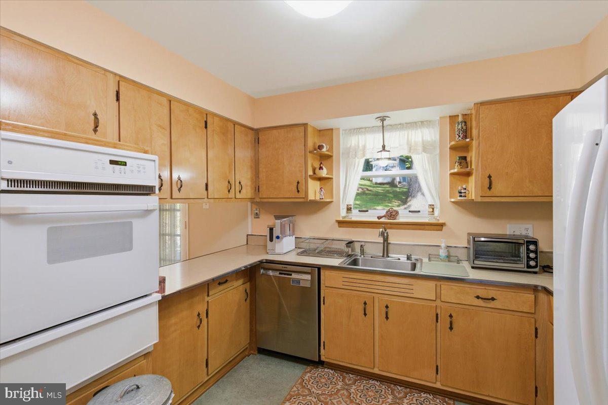 CRESTWOOD MANOR - Residential