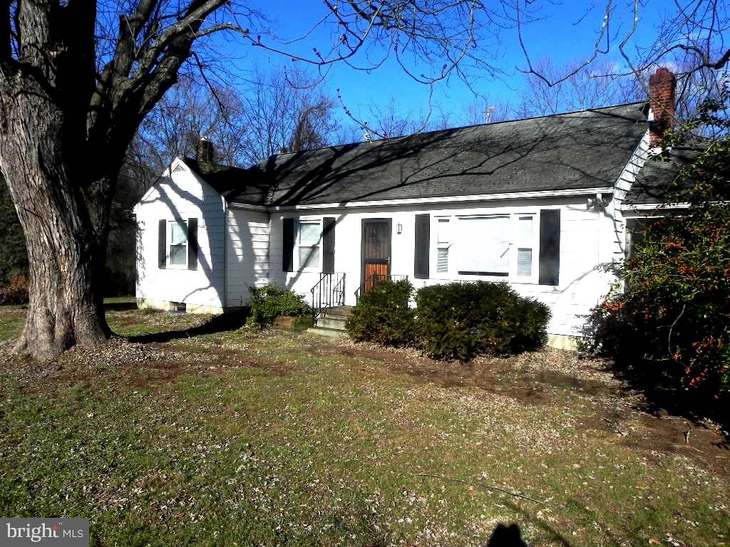 A RARE FIND IN THE HEART OF WALDORF.  700+ MINIMUM CREDIT SCORE required.  $4,400+ MINIMUM Net Monthly Income required.  Nearly 3 acres of secluded open land.  Only 1 acre tenant responsible to maintain within fence line.  New furnace, 2yo AC, close to everything but lots of privacy to relax and enjoy. Commercial vehicles accepted.  Home shows well with new furnace installed (4/2025), AC 3yo, newly updated kitchen appliances, countertops, new carpet, new tiled kitchen flooring, and fresh paint throughout. This is a great home to rent if not ready to buy.
Possible wheelchair access ramp rear door.