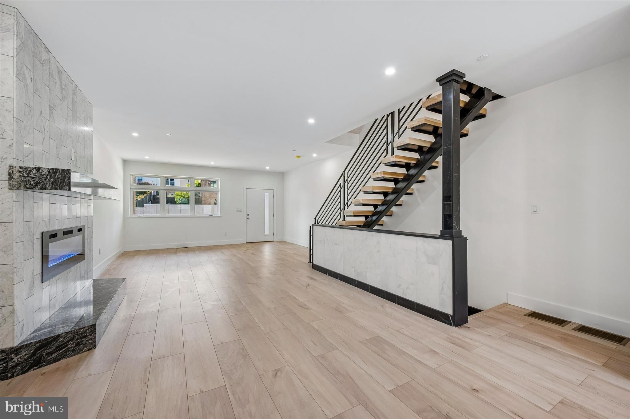 ROXBOROUGH - Residential