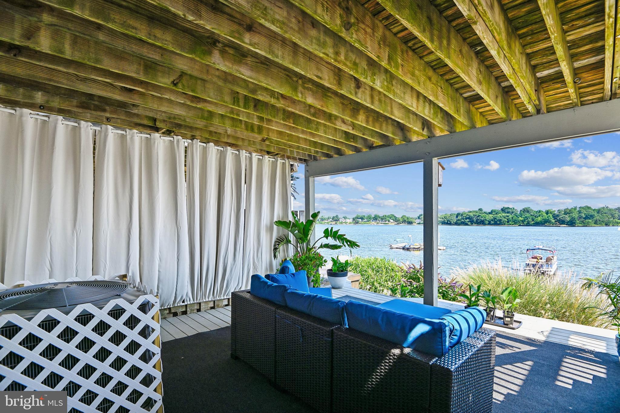 STONEY BEACH - Residential