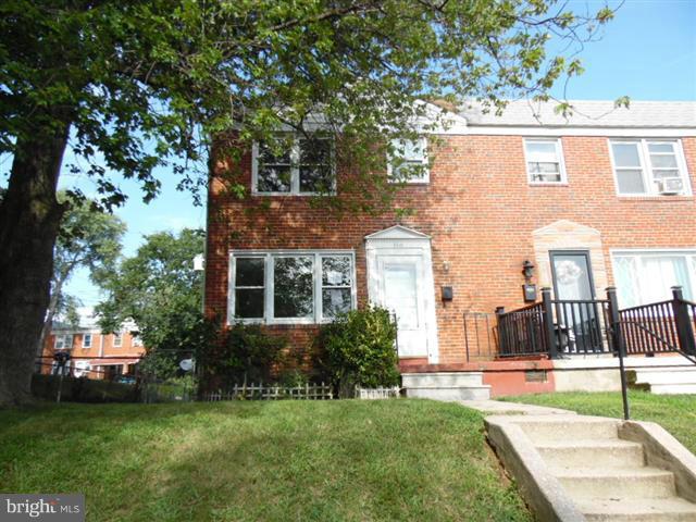 END UNIT ALL BRICK TOWN HOME OFFERS 3 LEVELS OF LIVING SPACE & OFF STREET PARKING IN FENCED REAR YARD. HARDWOOD FLOORS ON MAIN AND UPPER LEVELS. KITCHEN AND BATHS HAVE BEEN UPGRADED IN THE PAST.UPPER LEVEL HAS 3 BEDROOMS & FULL BATH. FULL LOWER LEVEL HAS 1/2 BATH AND PLENTY OFF SPACE FOR A FAMILY & STORAGE. EASY ACCESS TO TUNNELS. AGENTS VIEW DOCS.