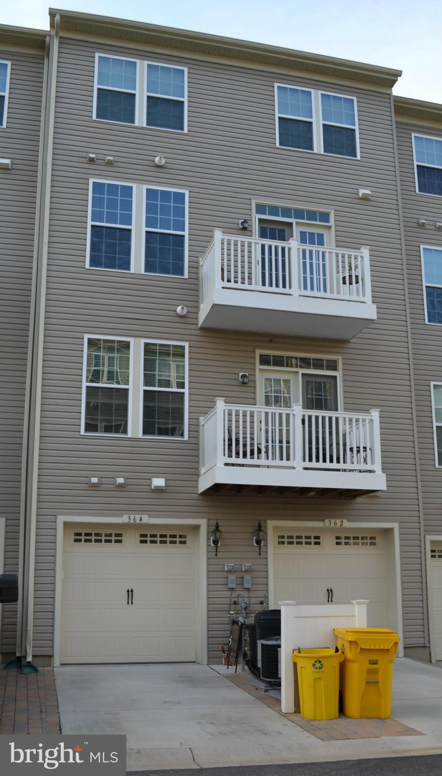 TOWN CENTER COMMONS - Residential Lease