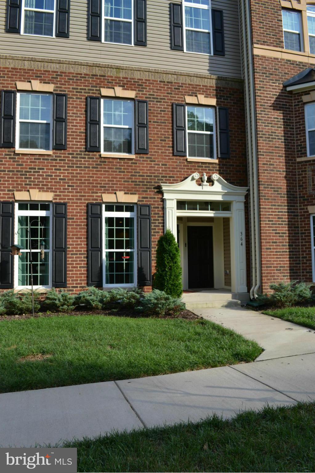 TOWN CENTER COMMONS - Residential Lease