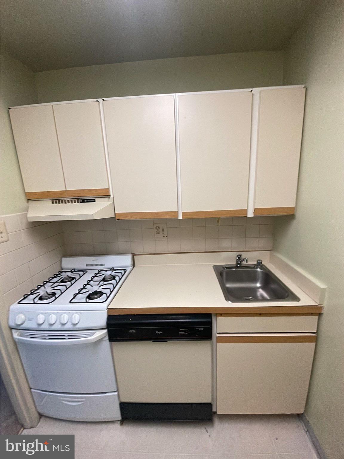 RIVER PLACE - Residential Lease