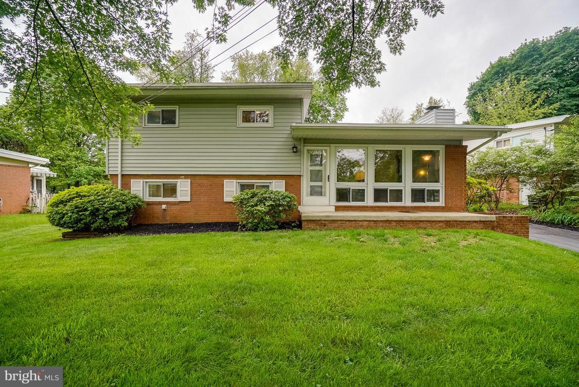 Beautiful Bi-level 3 beds/2 full ba home, Gourmet Kitchen w/ tongue & groove wood ceiling, large island, custom cabinets all around, granite counters, stainless steel appliances, gas rg/dbl/range hood.  Lower level has a large family room and full bath w/ side entry to exterior.  Florida room off the kitchen, terraced garden in a lg bckyd fenced. 3 CAR GARAGE! Culdesac, sidewalks, curb appeal!