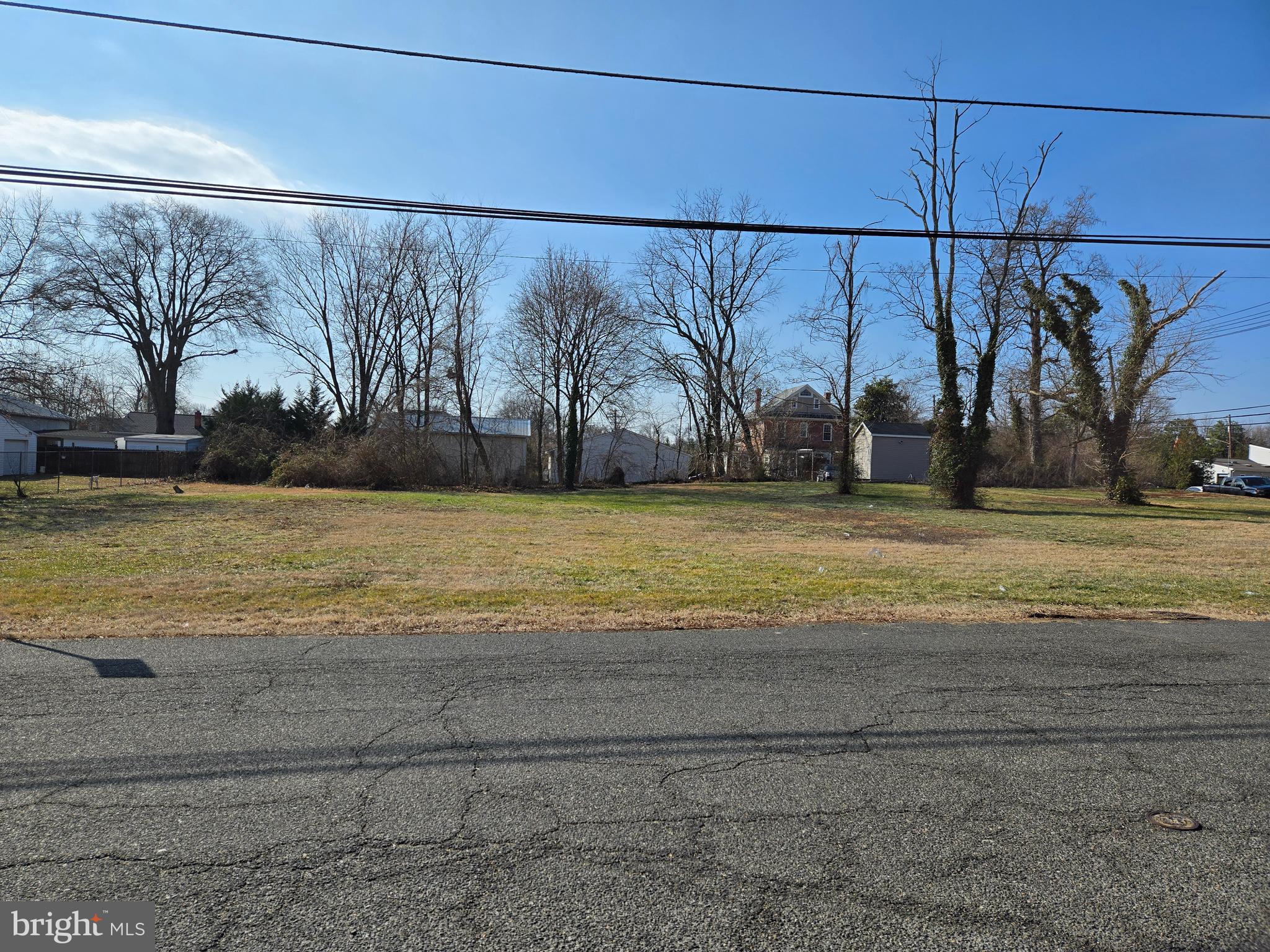 4901 Howard is an unimproved lot adjacent to 4811 Howard Ave.  Land is mostly cleared.  Public water and sewer in street but not connected.  Both parcels must be  sold and settled at the same time.