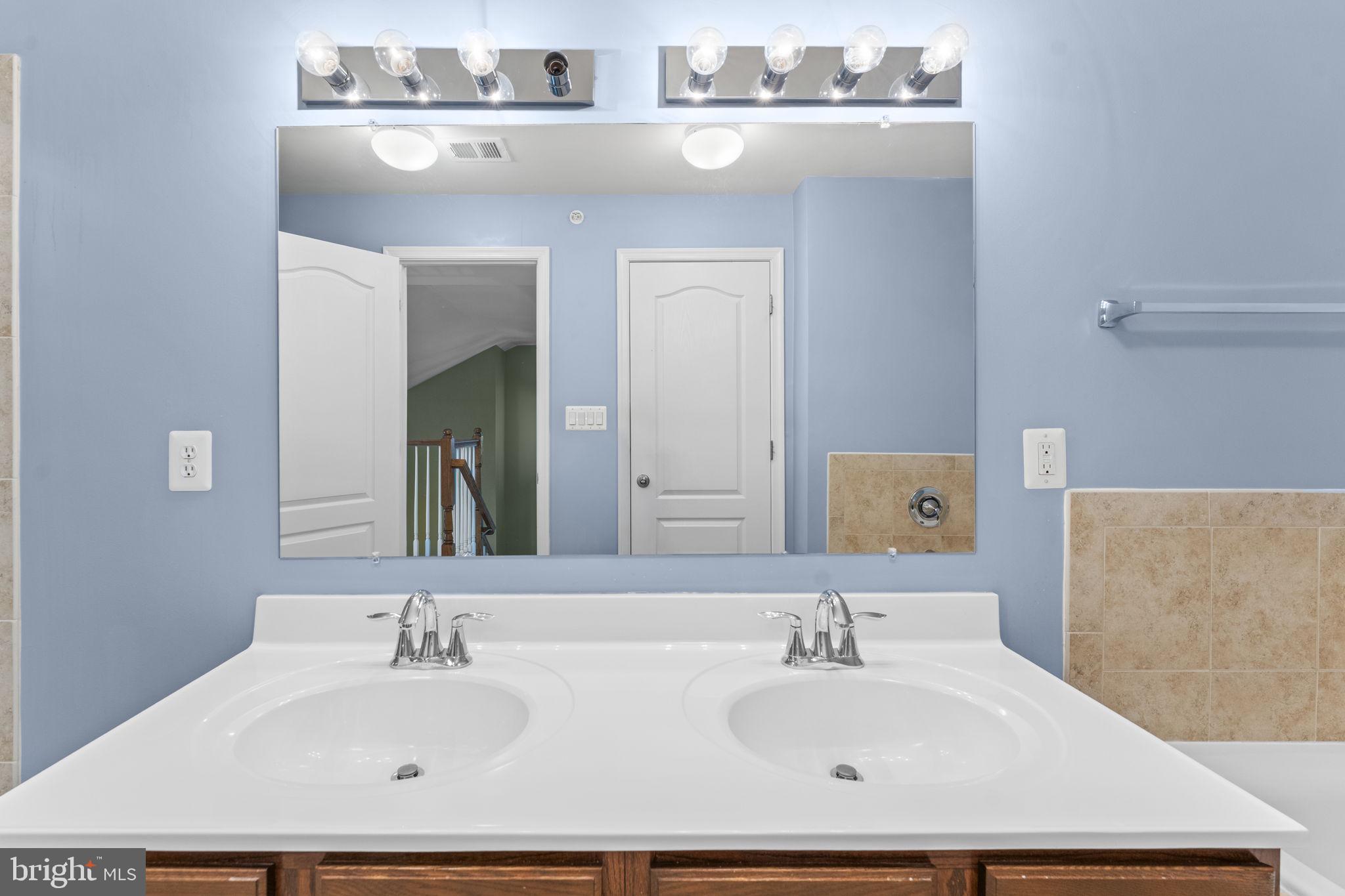 CHATSWORTH VILLAGE CONDO - Residential