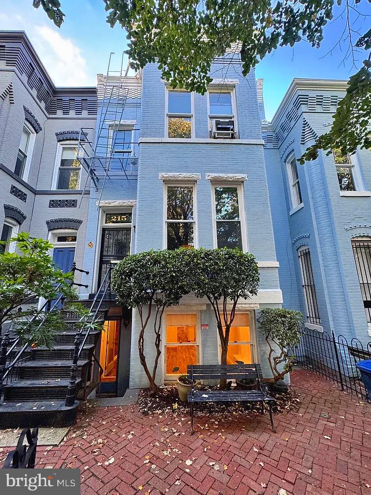 CAPITOL HILL - Residential Income