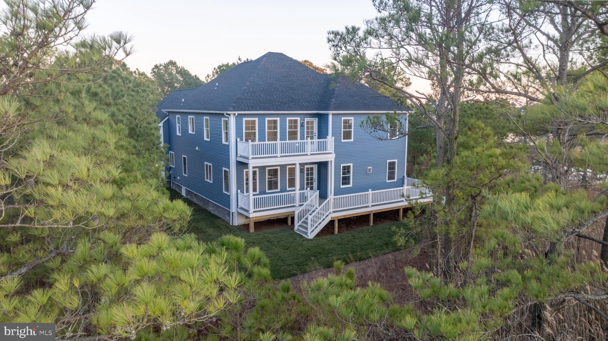 LIGHTHOUSE SOUND - Residential