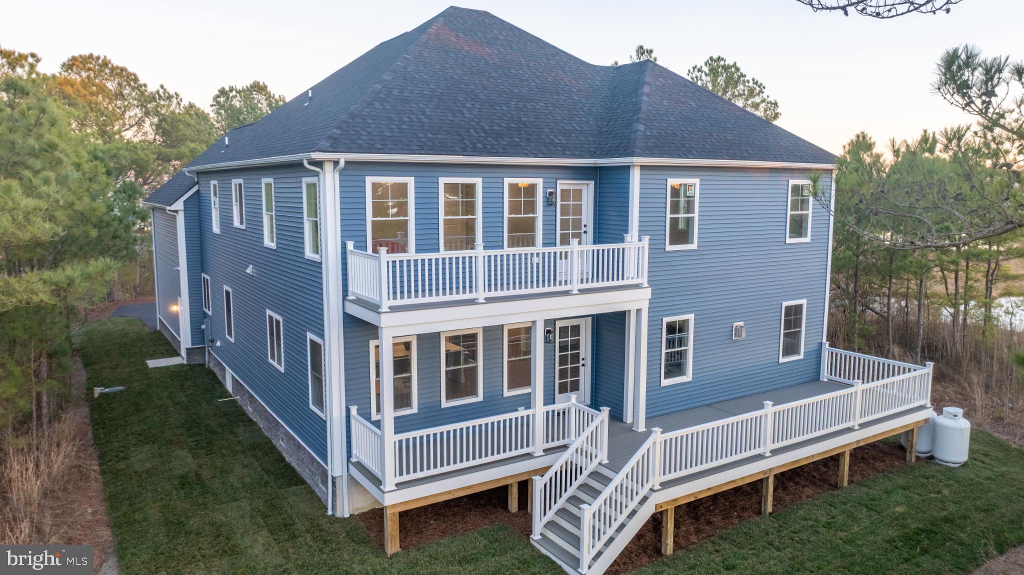LIGHTHOUSE SOUND - Residential
