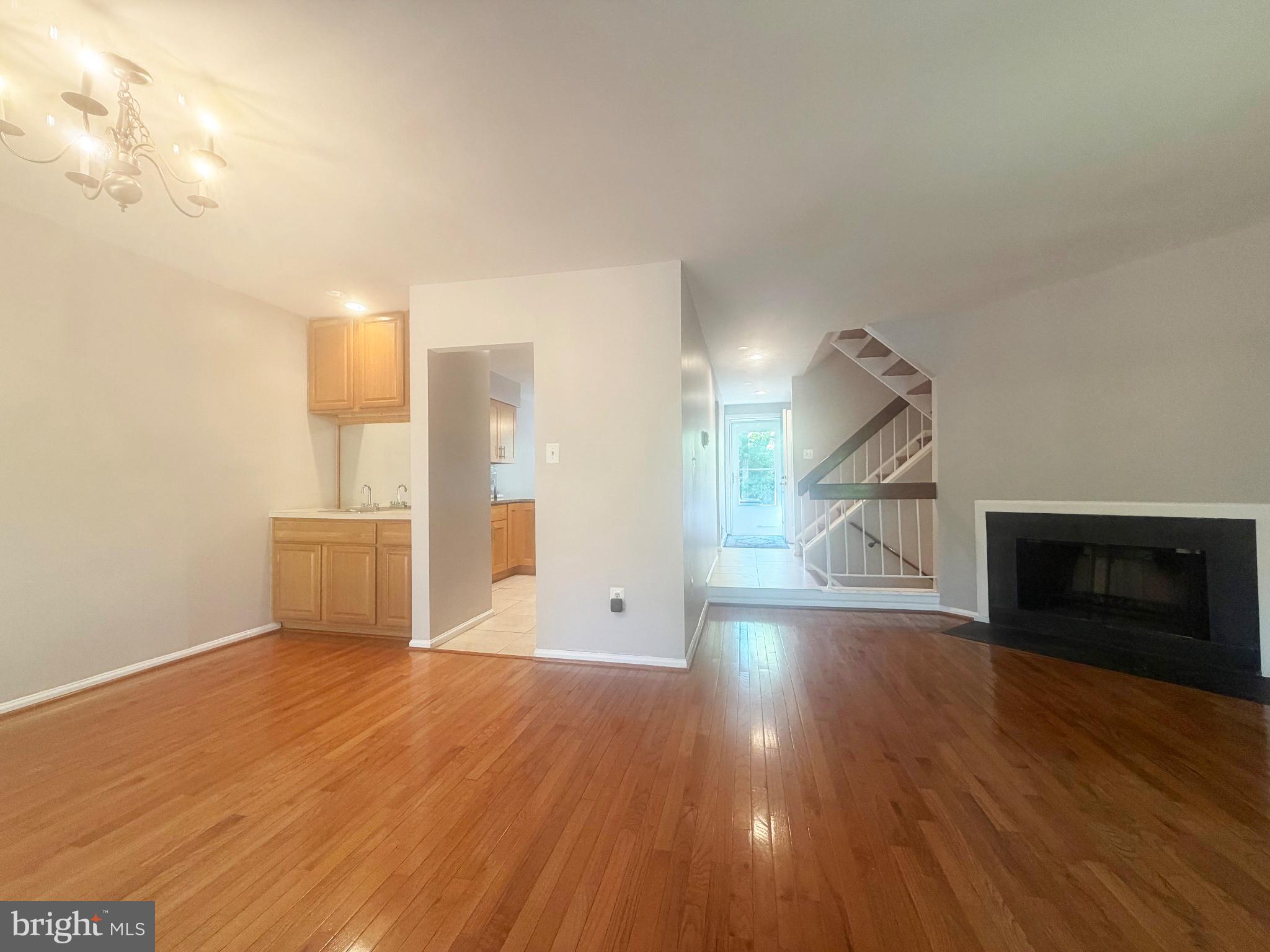 WOODLAND HILLS - Residential