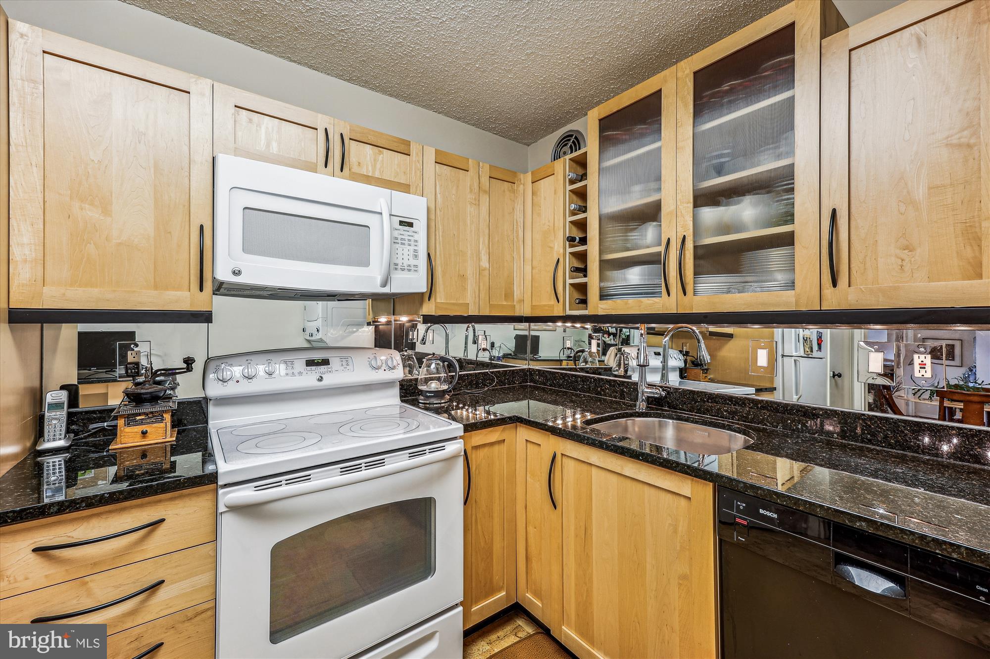 WESTLAKE TOWERS - Residential