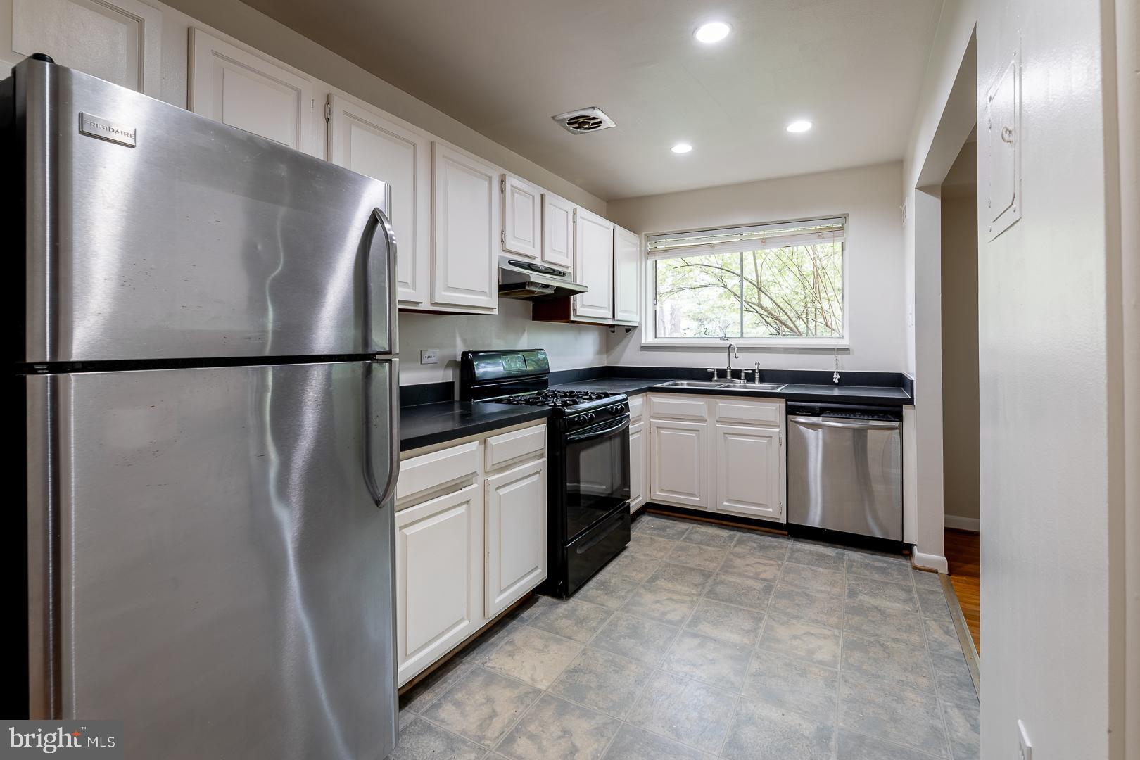 PARKSIDE CONDOMINIUMS - Residential Lease