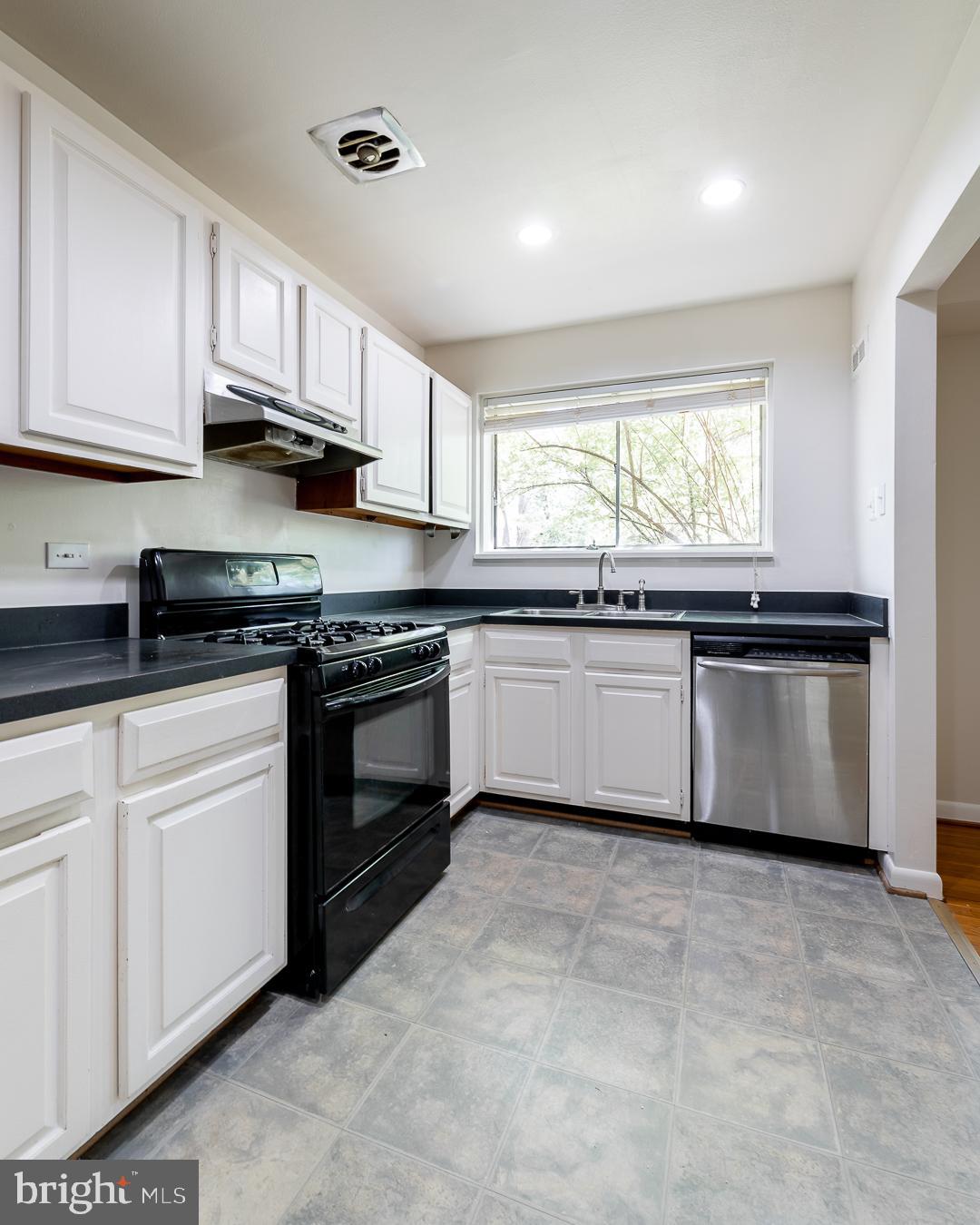 PARKSIDE CONDOMINIUMS - Residential Lease