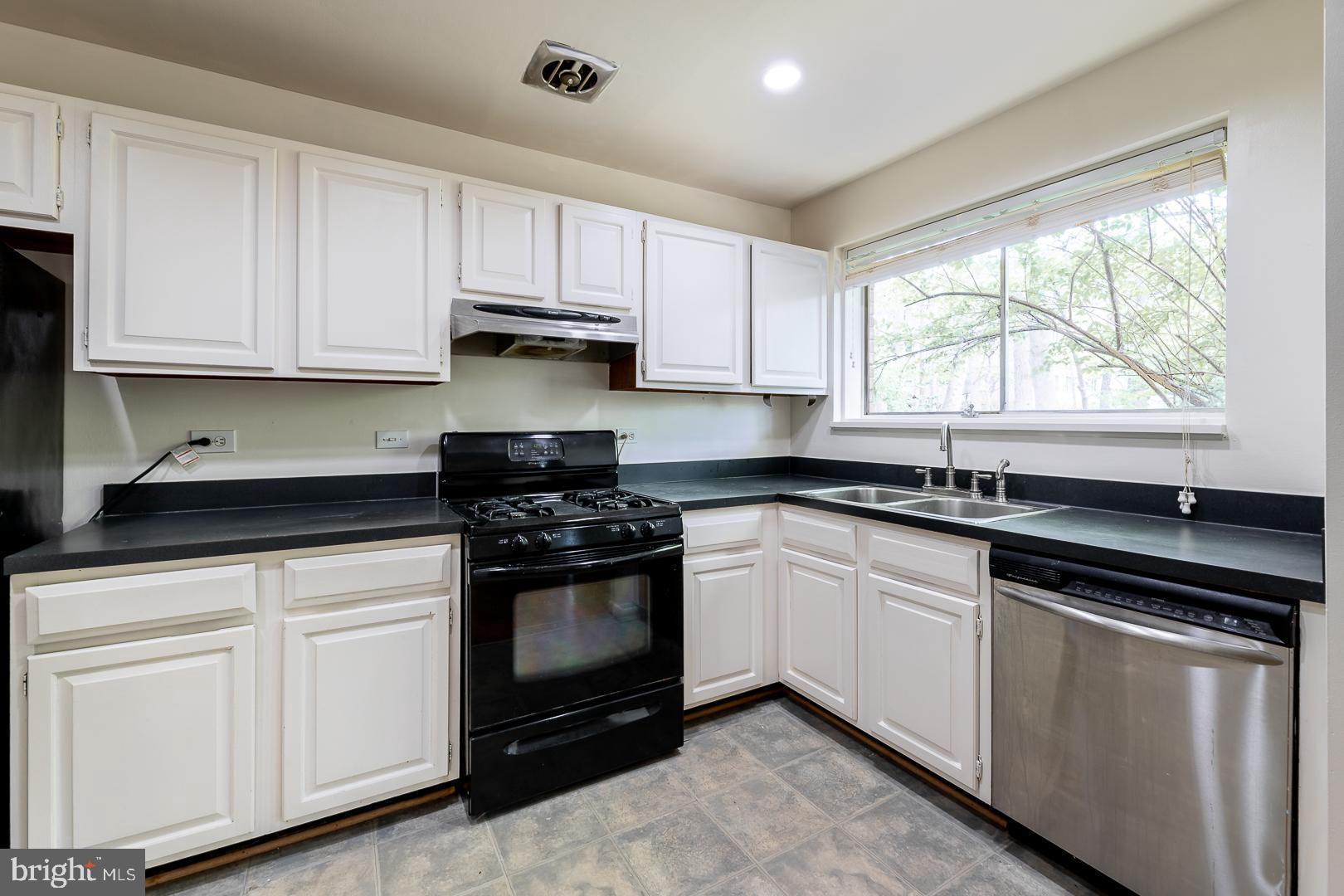 PARKSIDE CONDOMINIUMS - Residential Lease