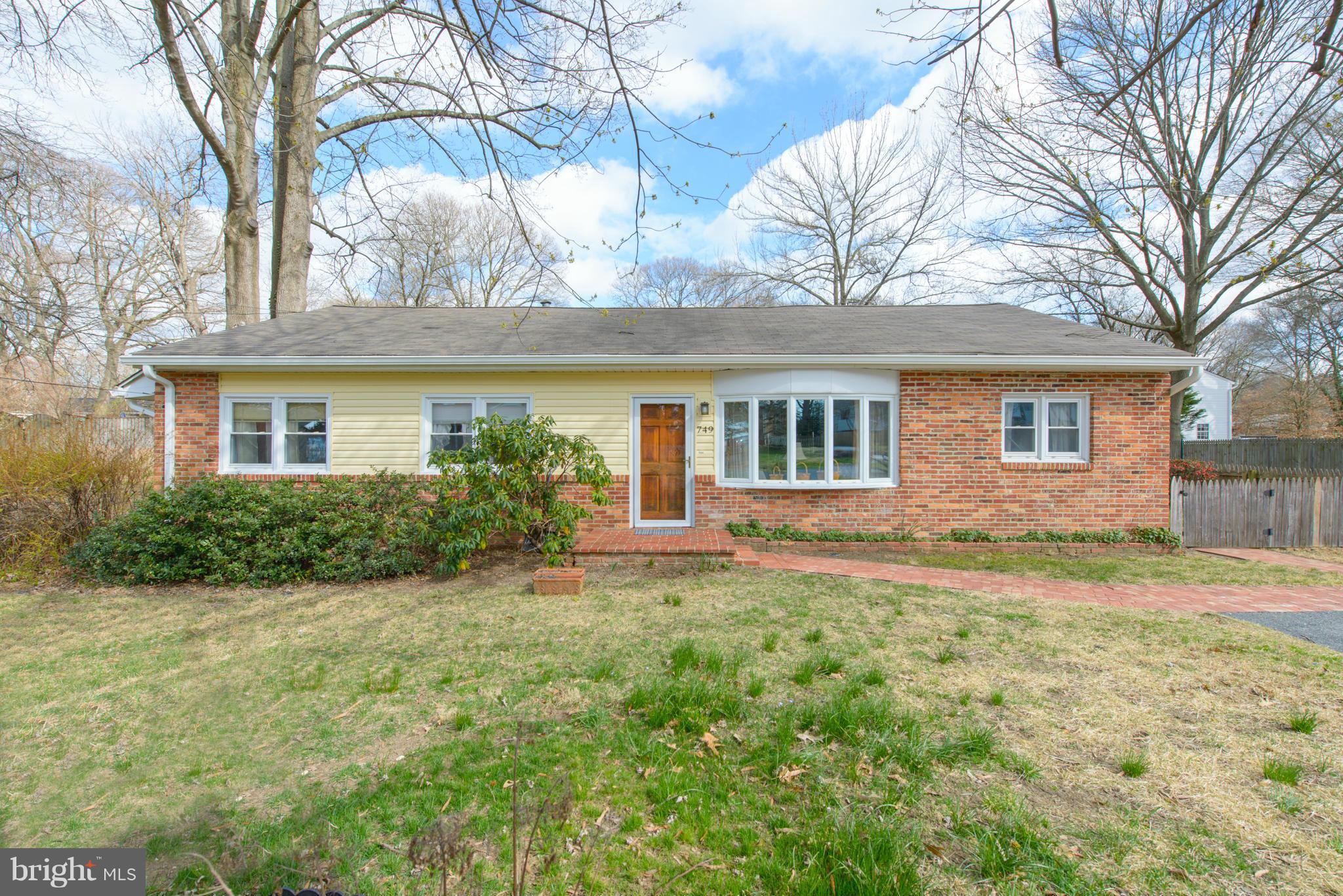 Large rancher on corner lot in water privileged comm., 3 beaches and boat ramp. This home has been well maintained and features an open floor-plan and large family room addition with cathedral ceilings. Large master bedroom with spacious bath and ample closet space. Granite counters, updated bathrooms, covered porch, and a large storage room are just a few of the amenities. Open House 04/01 12-3