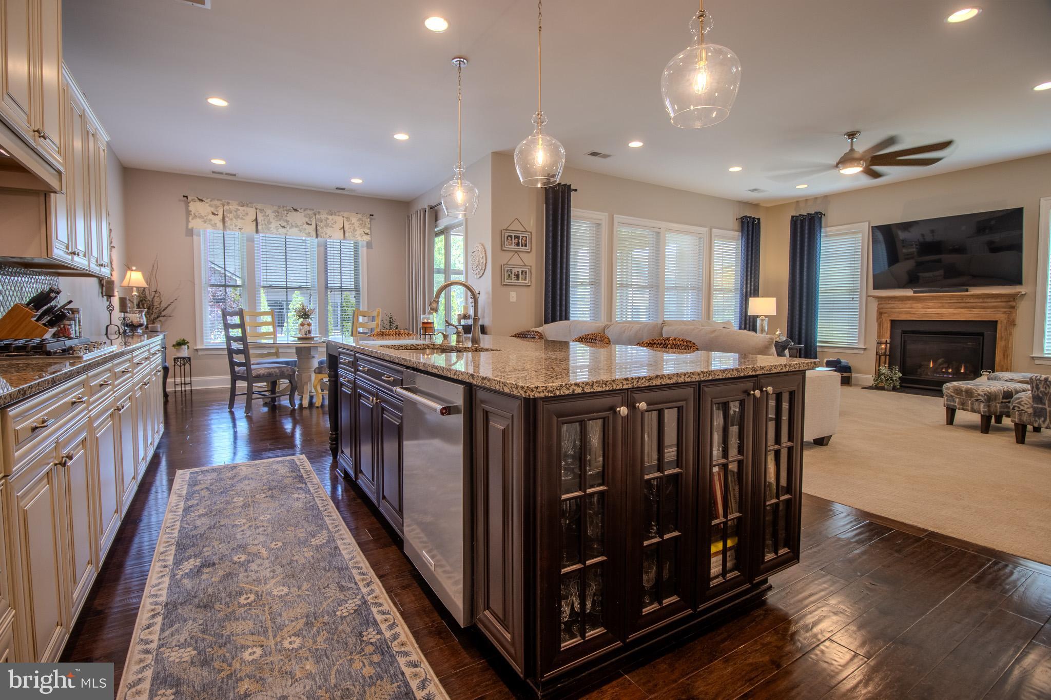 BAY COLONY - Residential