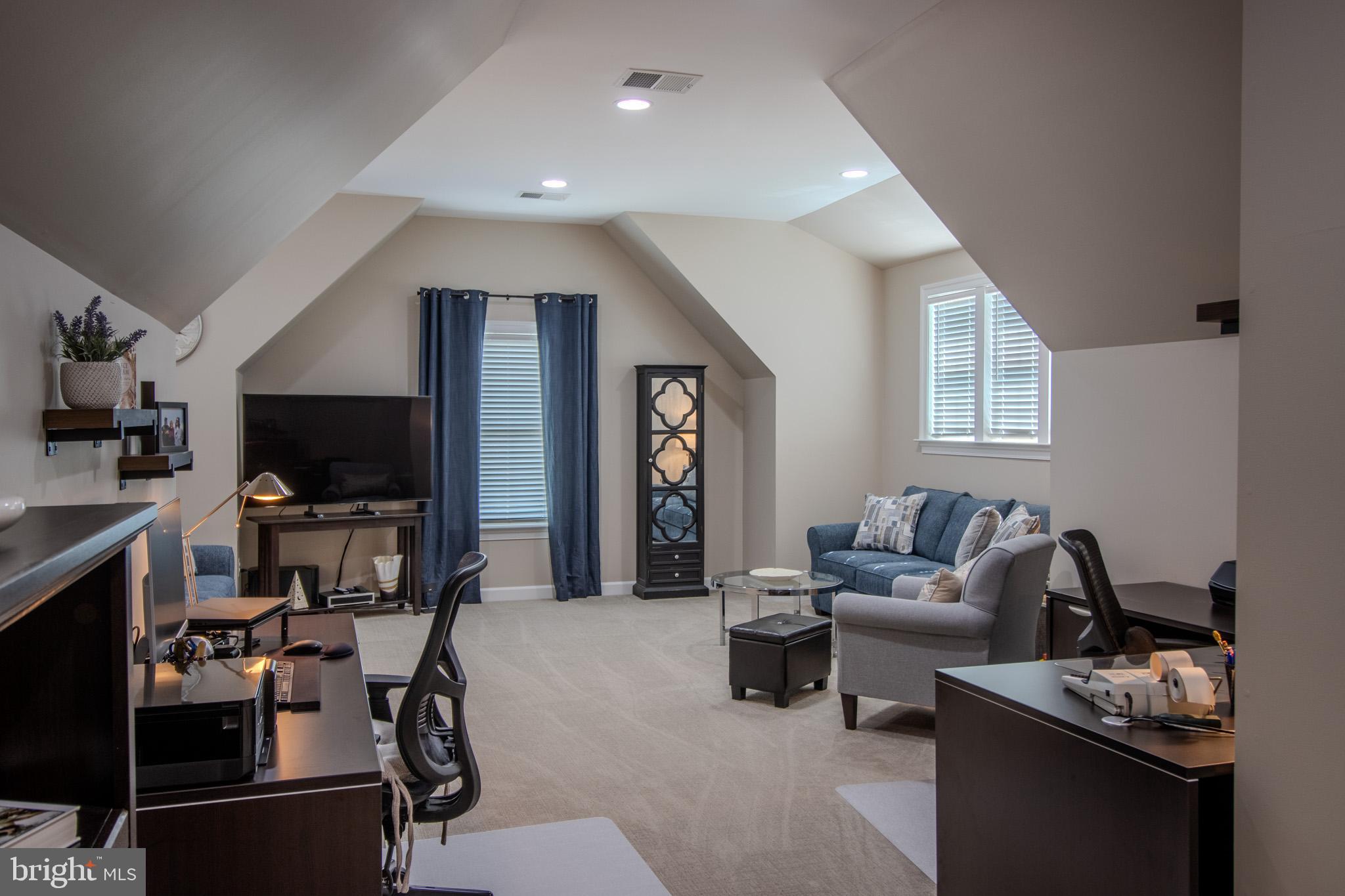 BAY COLONY - Residential