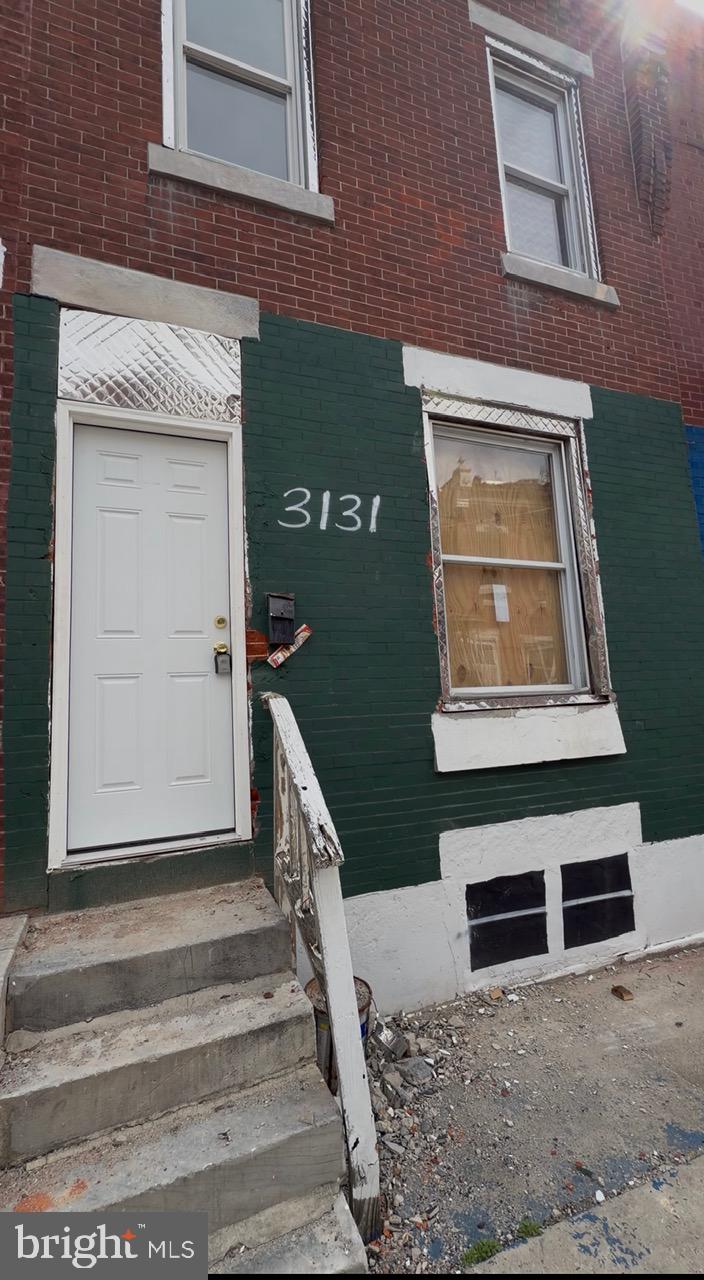 Full gut renovation opportunity in Kensington at 3131 Weymouth st offering a blank slate for investors or developers looking to bring their vision to life. Property requires a complete rehab—ideal for those seeking a value-add project with strong upside potential. Being sold as-is. Cash or renovation financing only. Book your showing today!