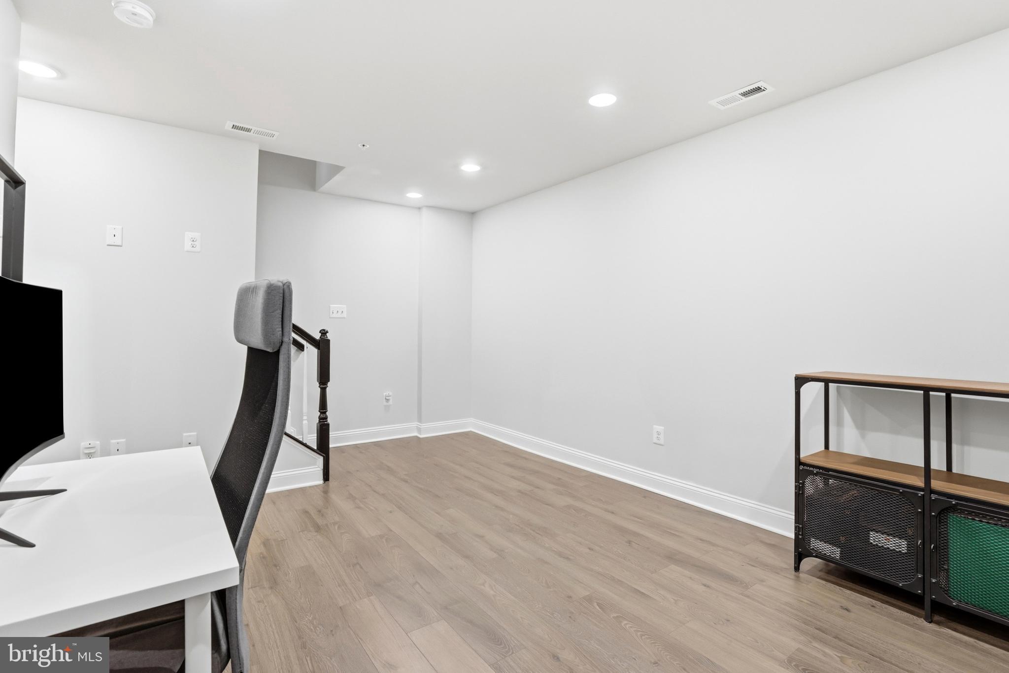 OXFORD SQUARE - Residential Lease