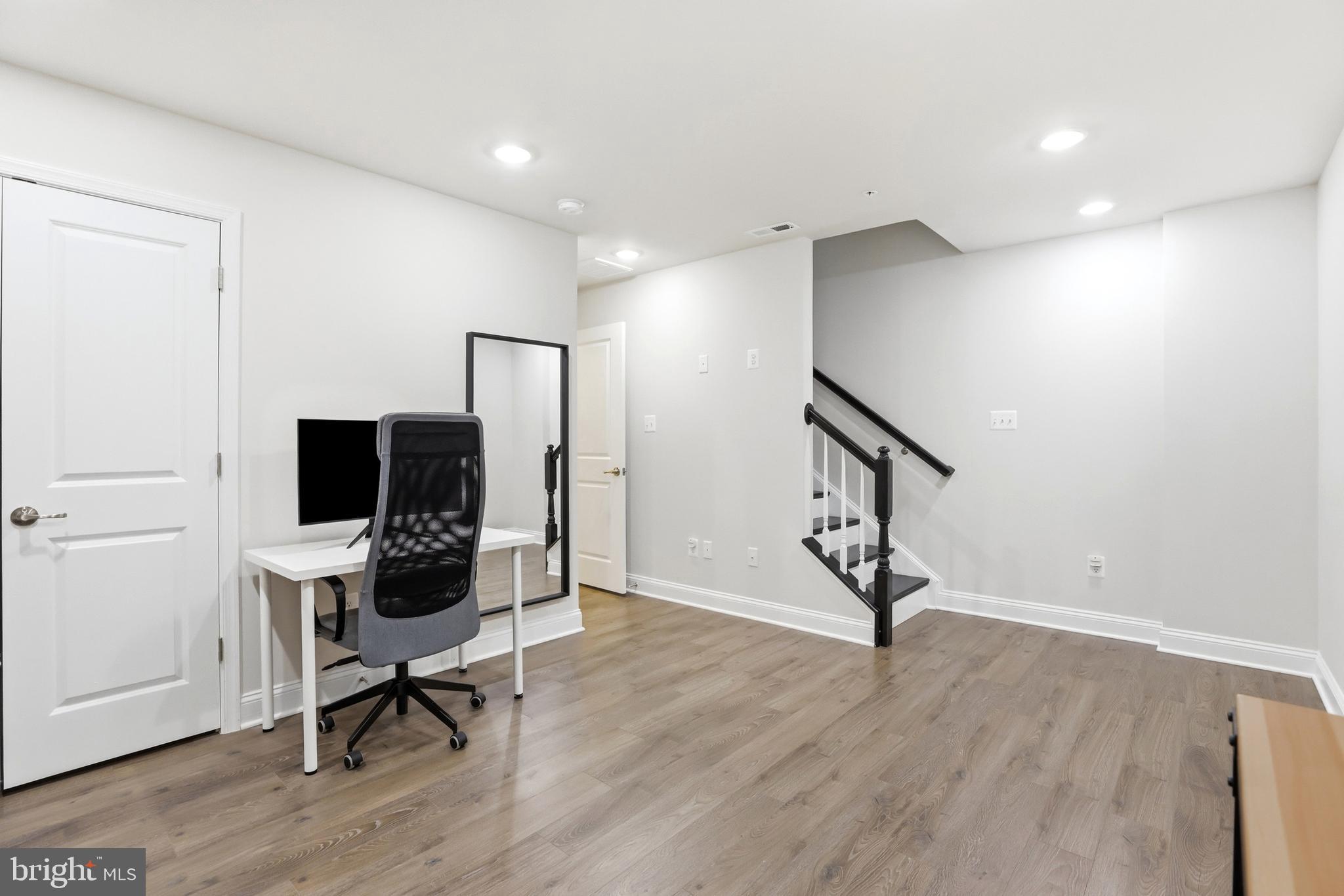 OXFORD SQUARE - Residential Lease