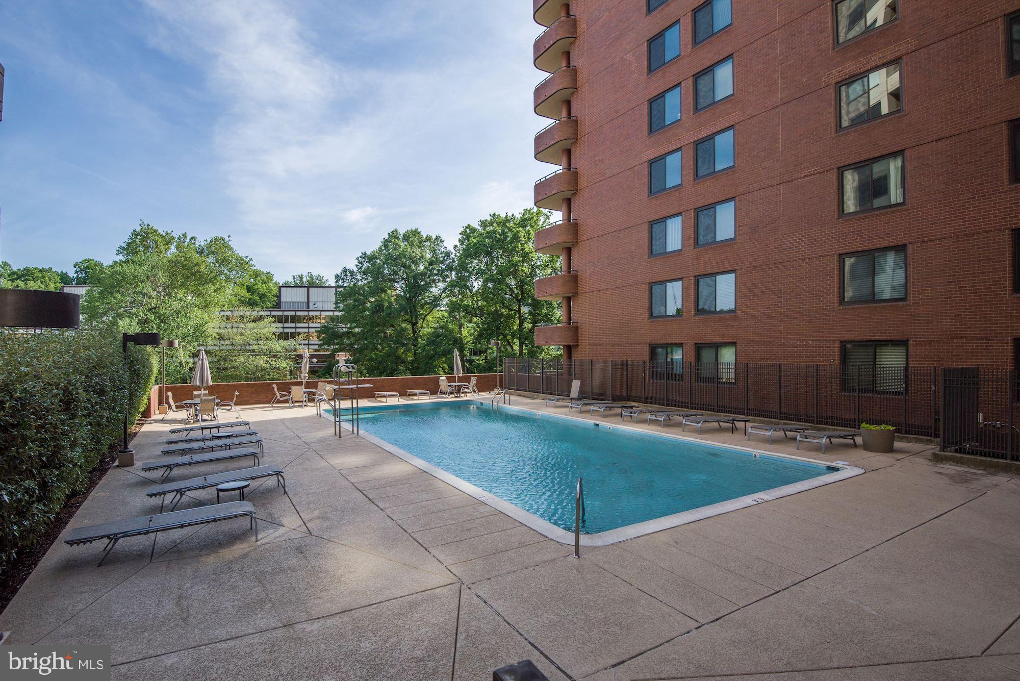 THE CARLETON OF CHEVY CHASE - Residential