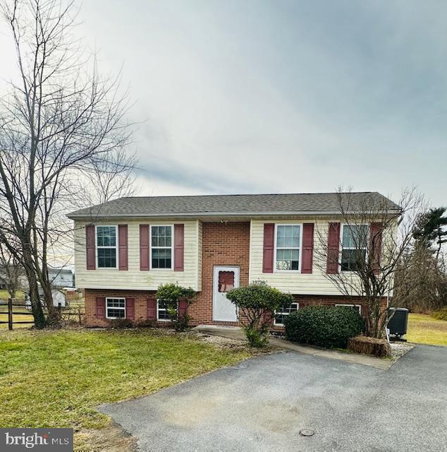 3 bedroom, 2bath split foyer with walk out basement and large backyard in Sterling Oaks