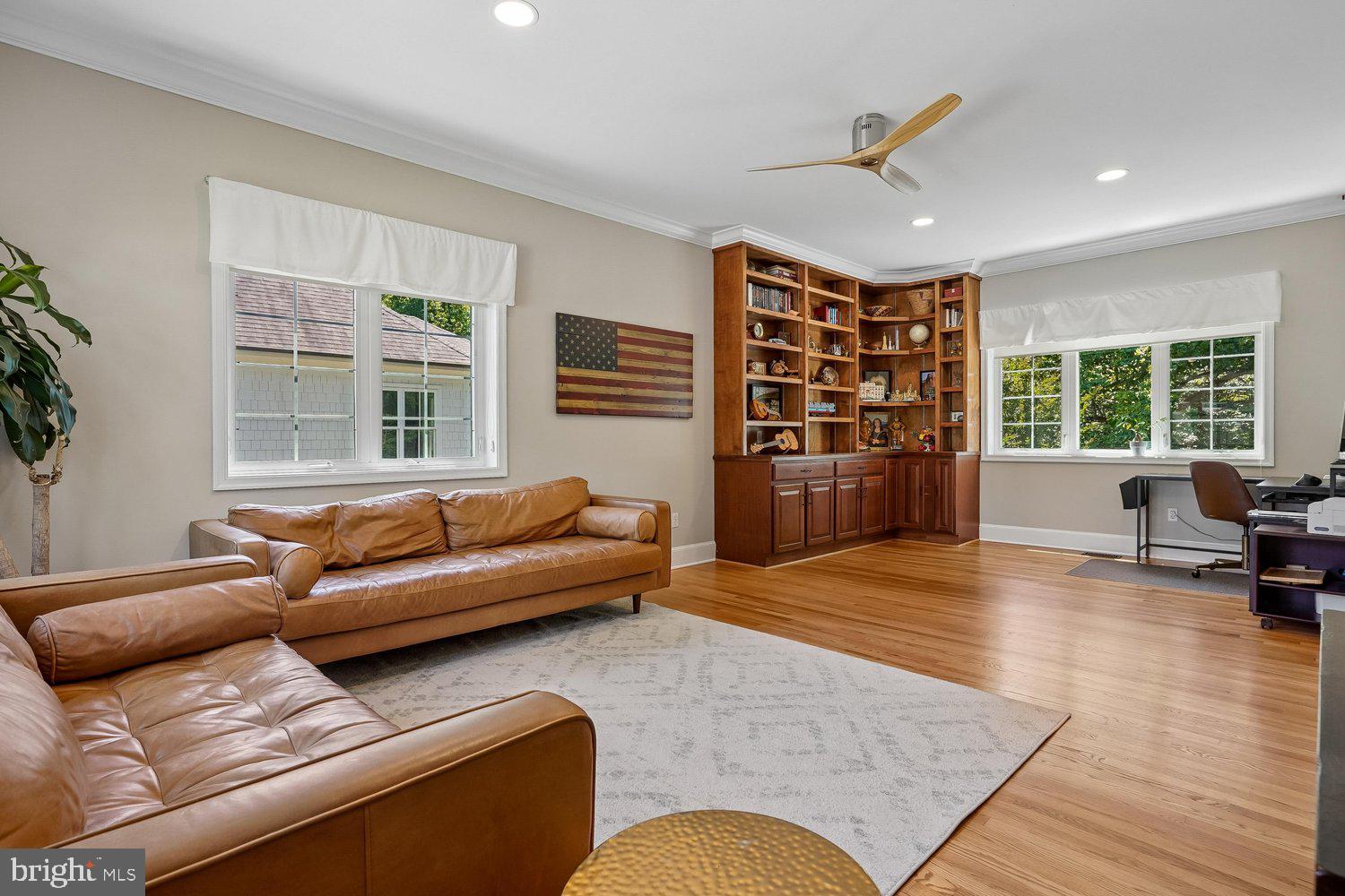 COUNTRY CLUB MANOR - Residential