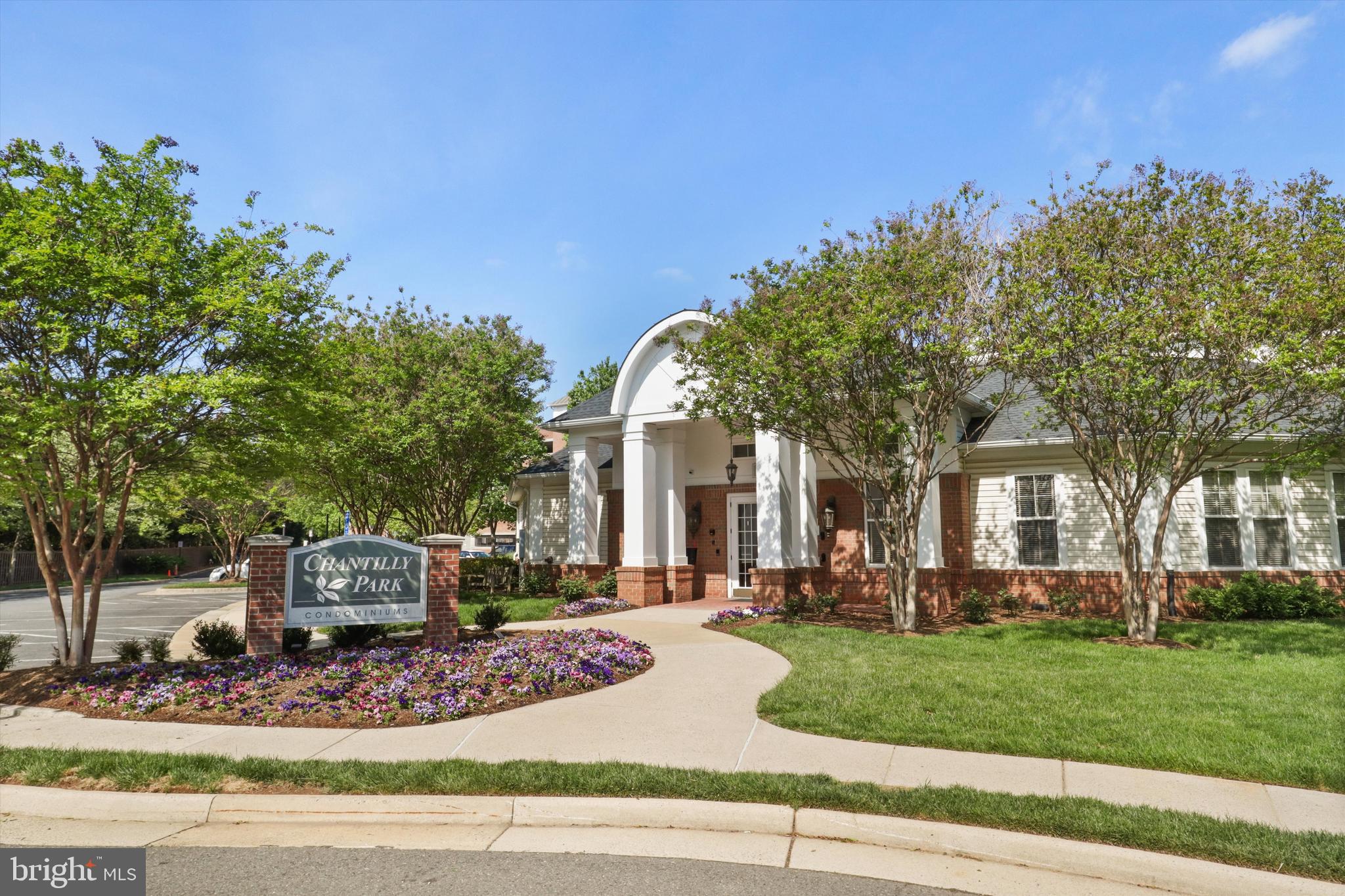 Courtyard-facing 1 BR/1 BA Unit w/ Gas Fireplace; Ceramic Tile in Foyer, Kitchen and Bath. Large Kitchen w/ Maple Cabinets, Soaking Tub in Spacious BA, Walk-in Closet in BR. Community Features Incl Covered, Gated Garage Space . 24HR Fitness Ctr, Pool w/ Sun Terrace. Walk to Shops/Restaurant. Convenient to Rtes. 50, 28, & 267