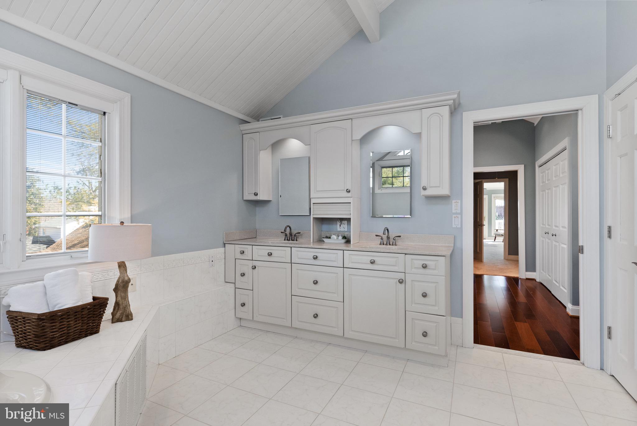 HILLSMERE SHORES - Residential
