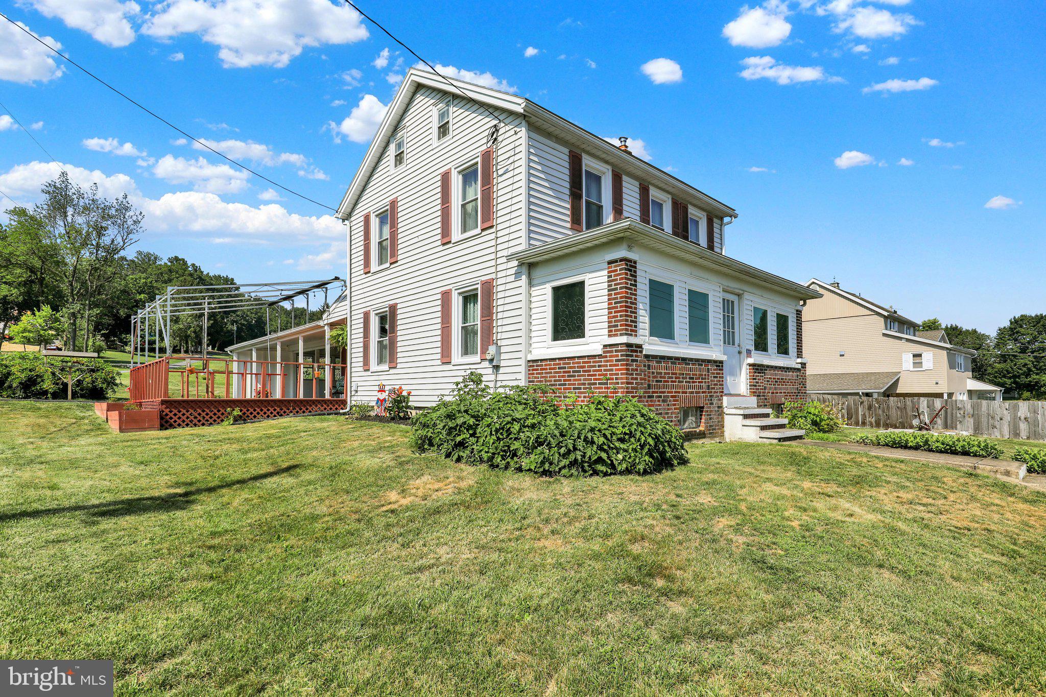 MONTROSE MANOR - Residential