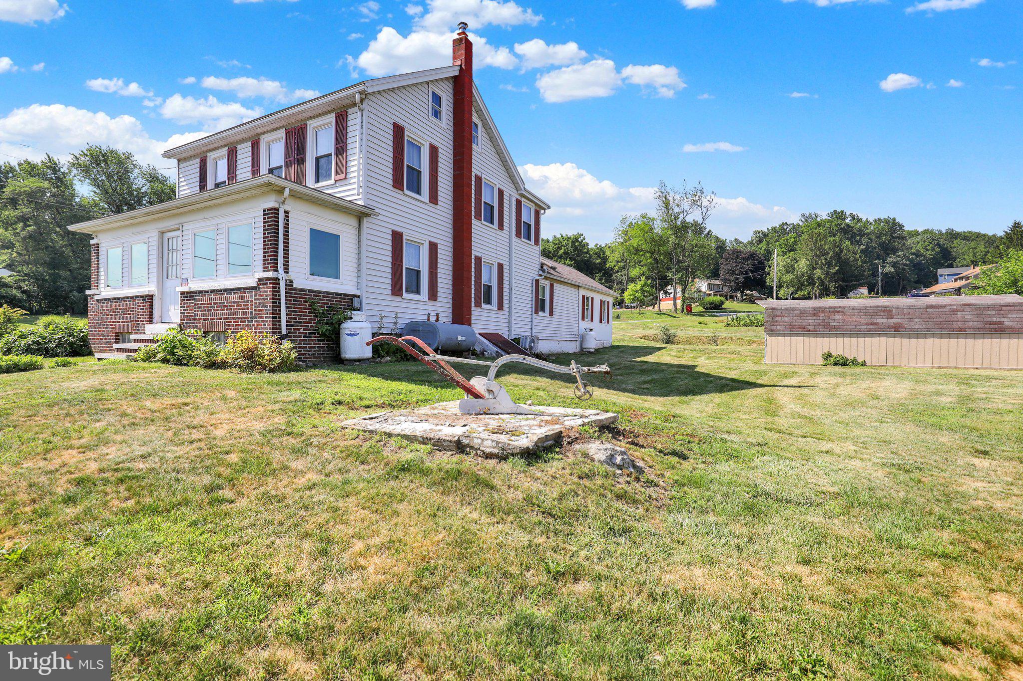 MONTROSE MANOR - Residential