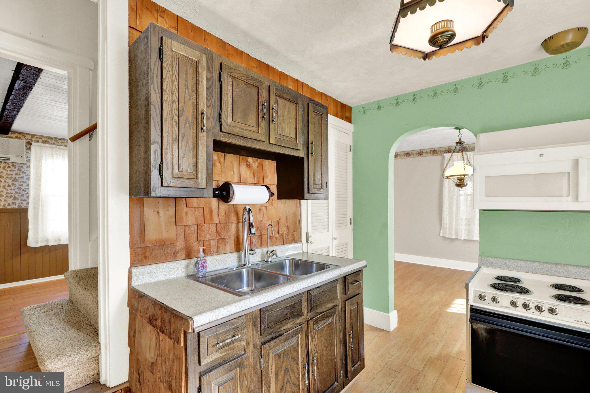 MONTROSE MANOR - Residential