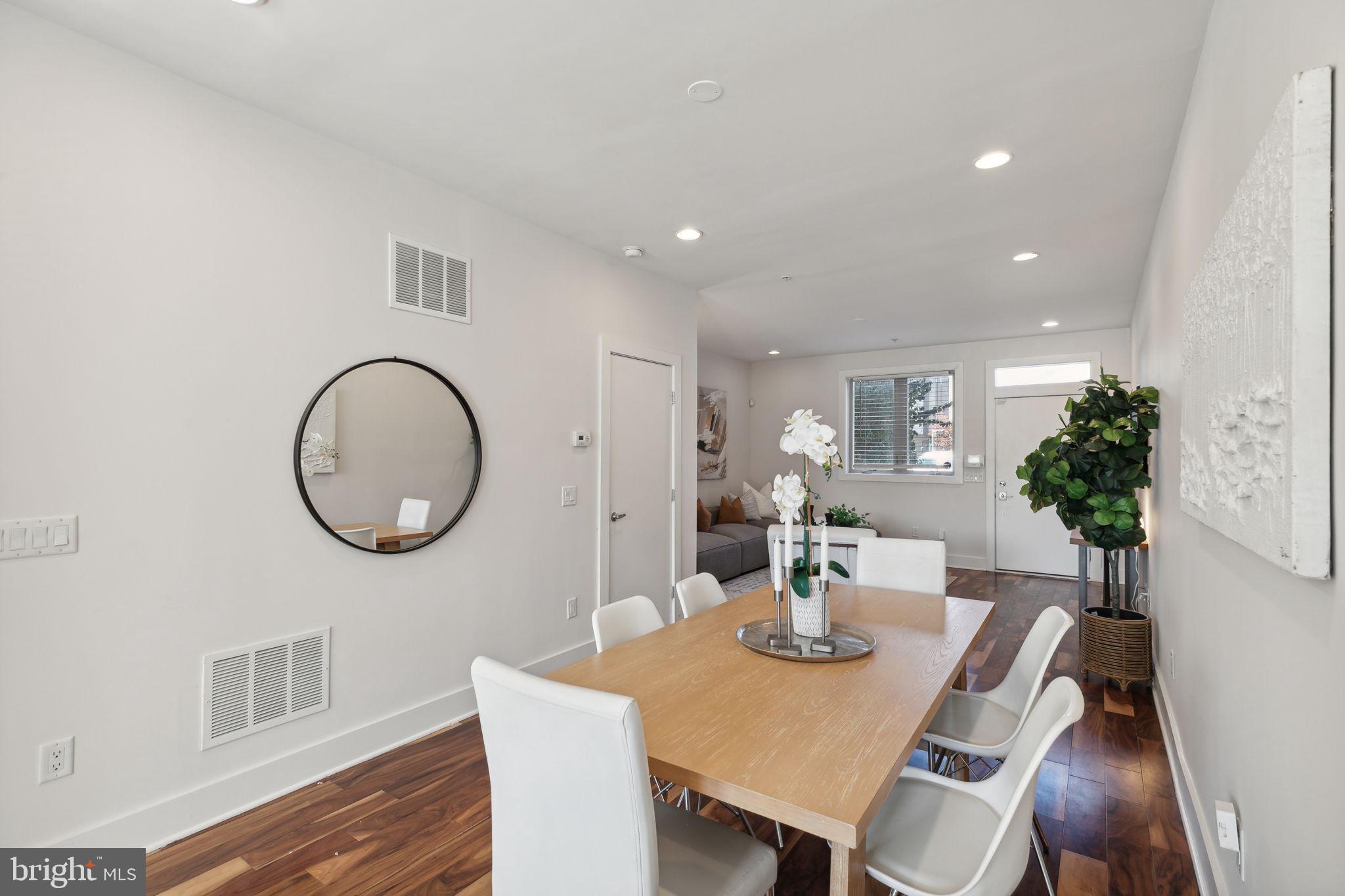 QUEEN VILLAGE - Residential