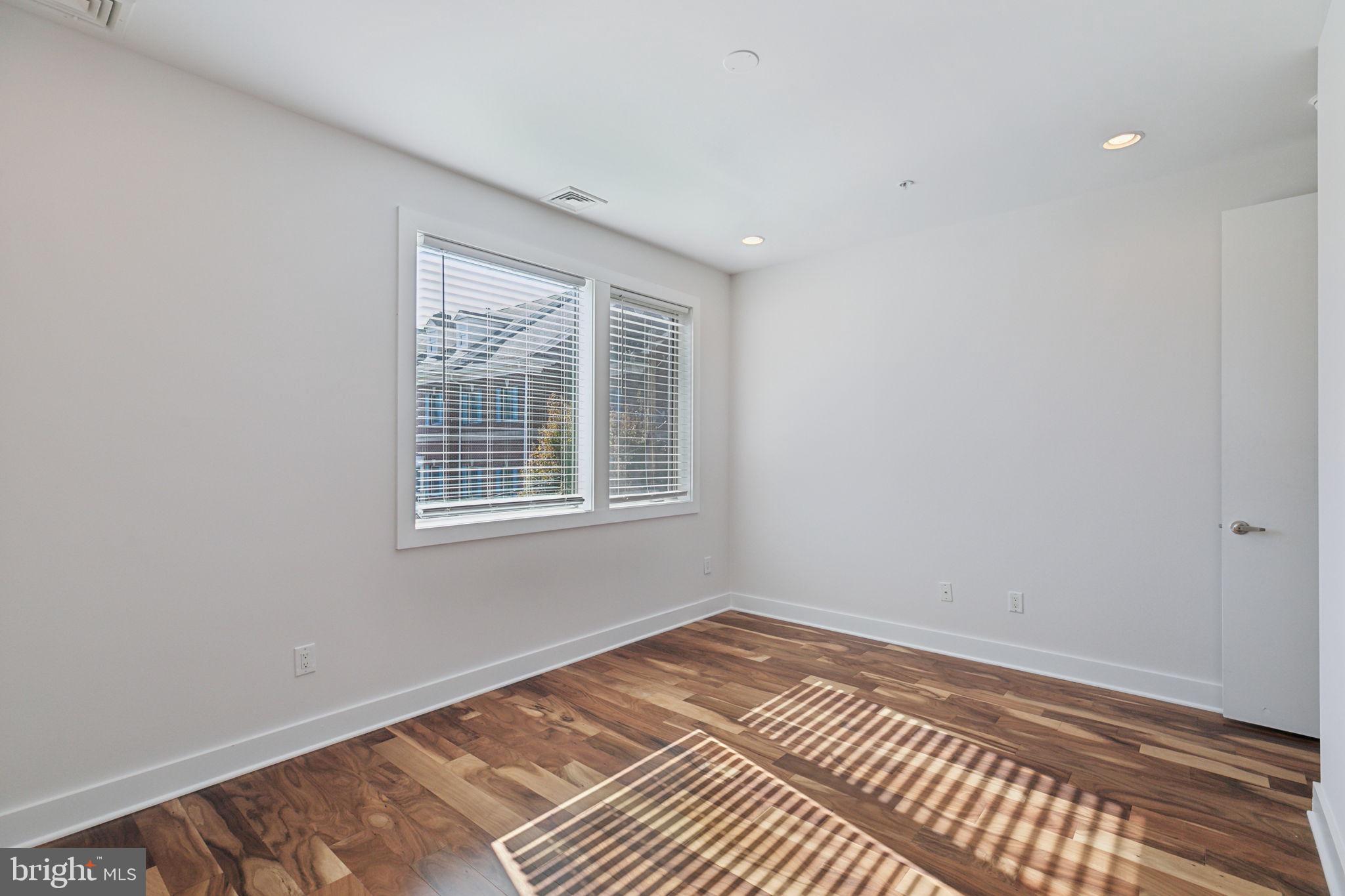 QUEEN VILLAGE - Residential