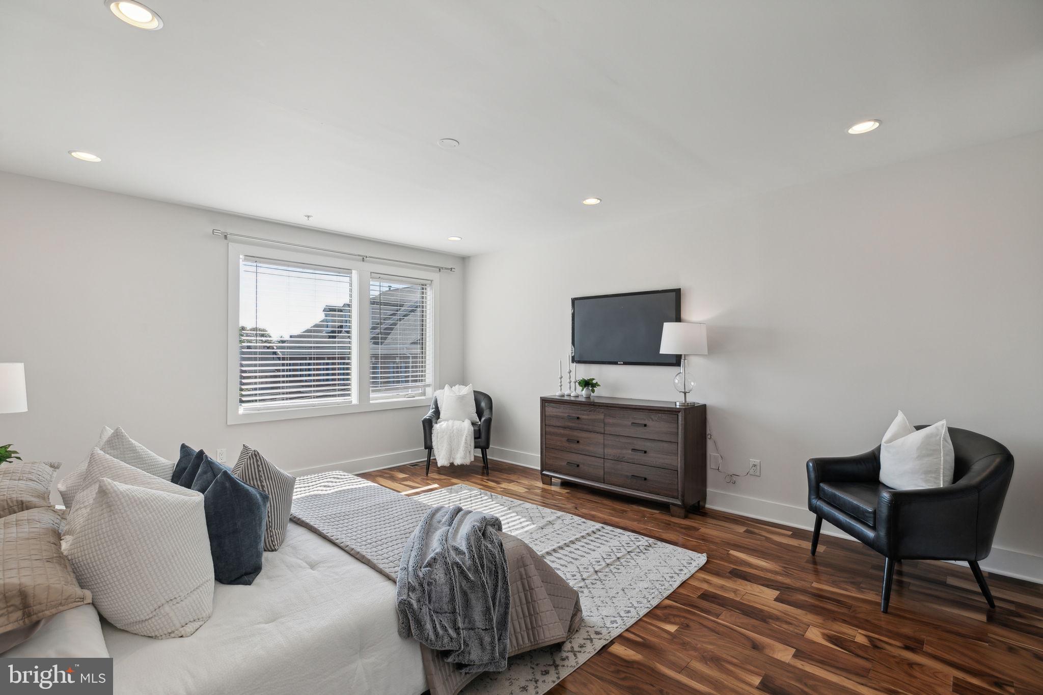 QUEEN VILLAGE - Residential