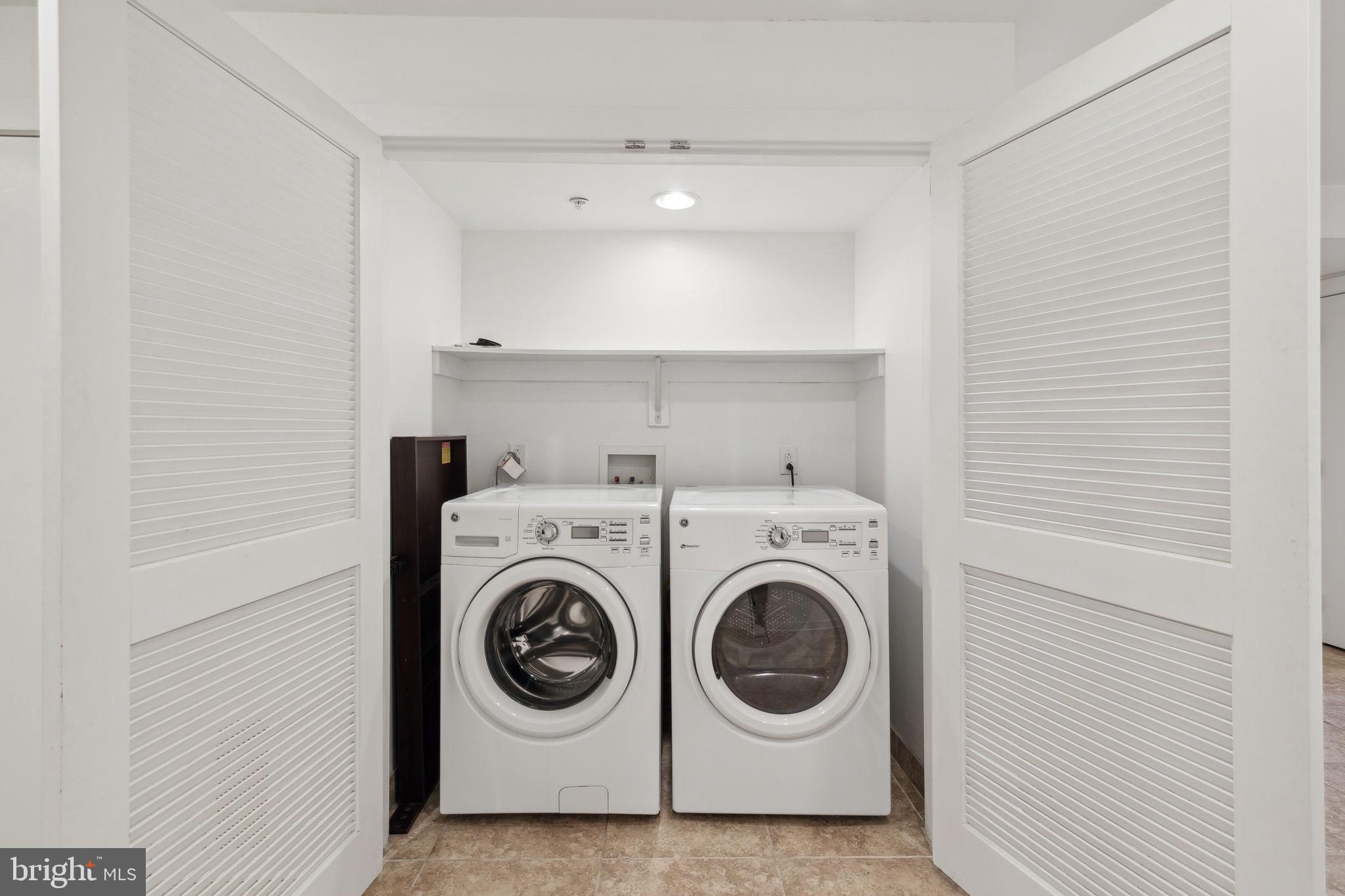 QUEEN VILLAGE - Residential